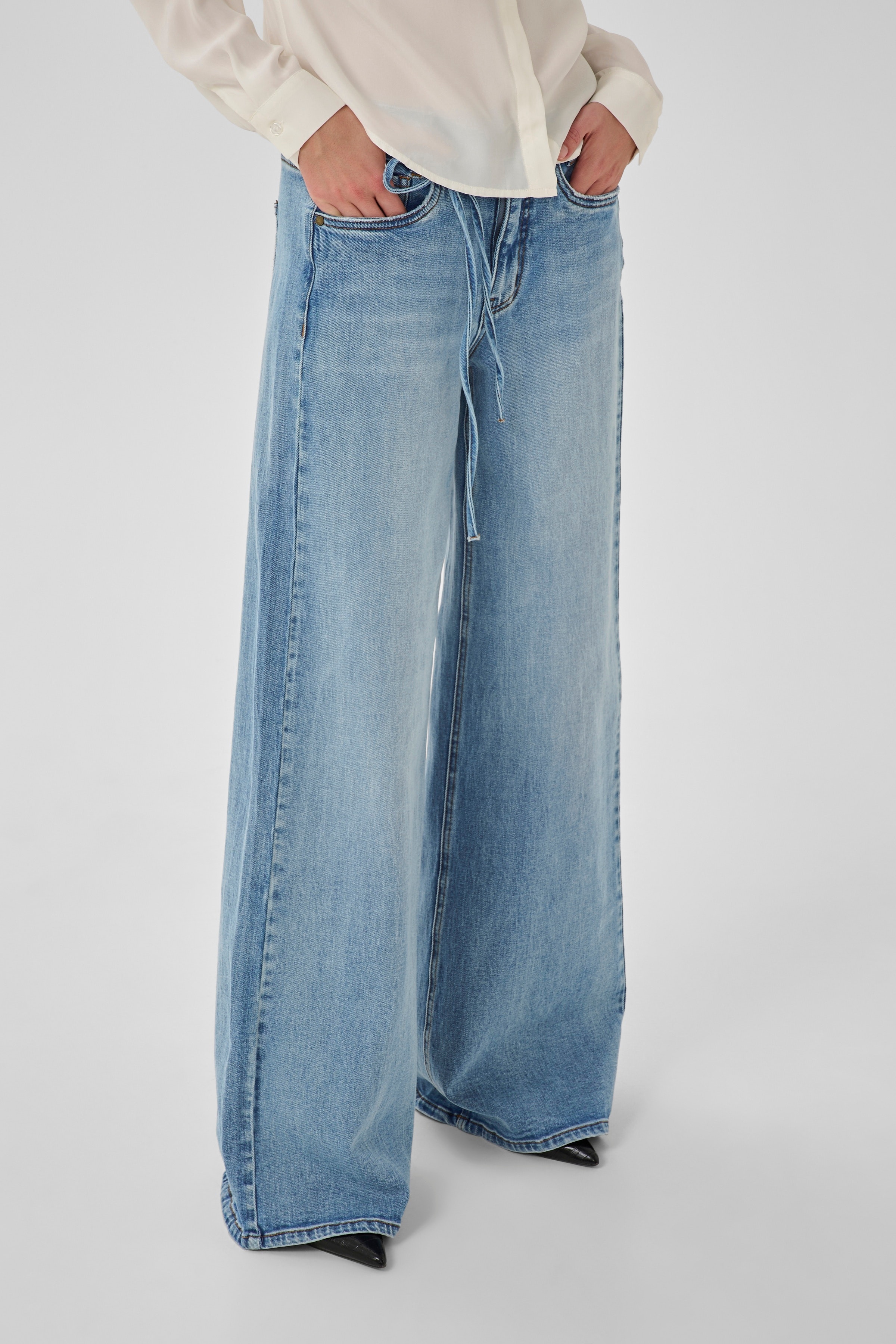 MWKaro 144 Mid X-Wide Jeans LOOKBOOK FRONT 10705256-100046