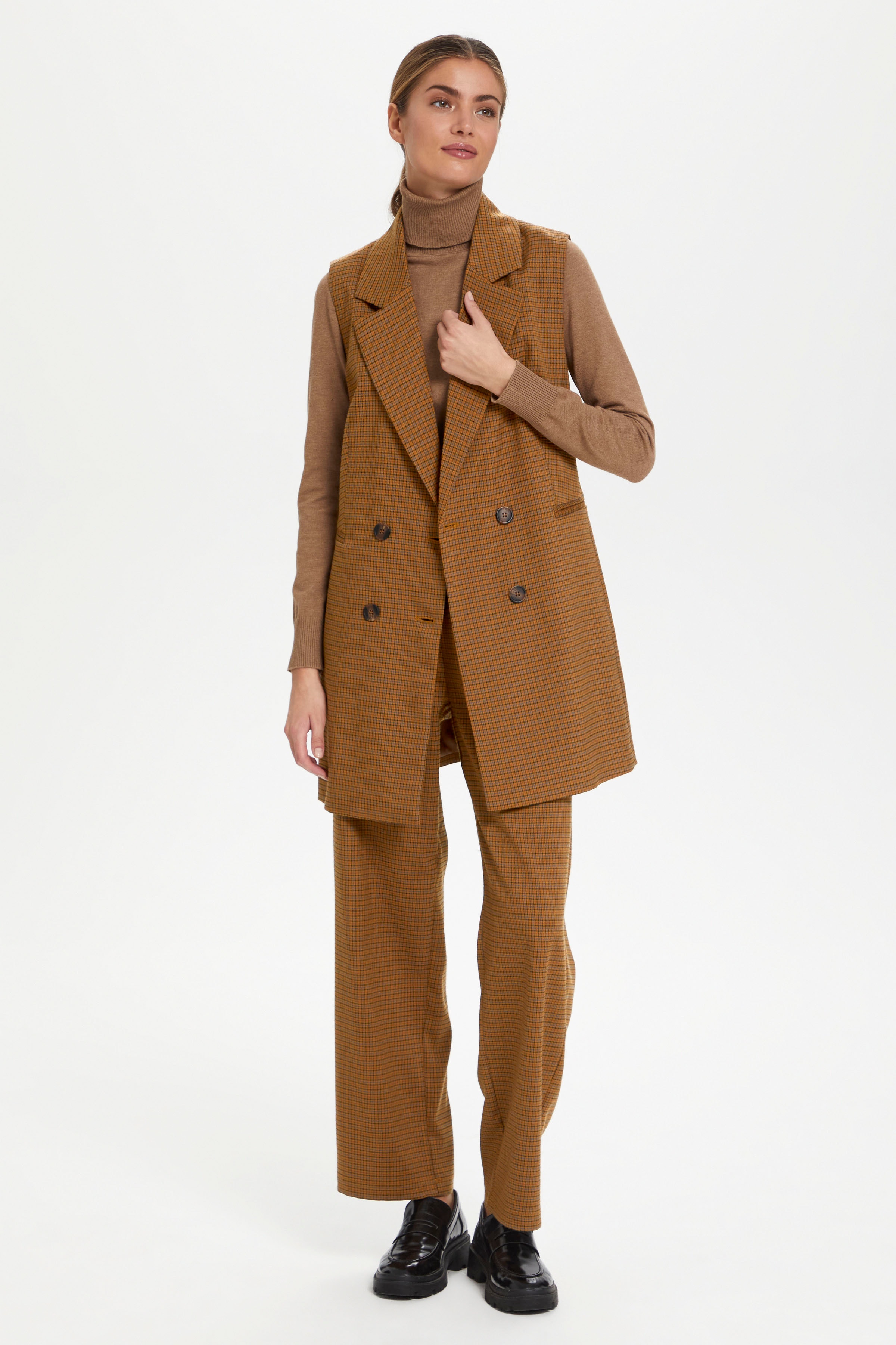 KisSZ Vest

 LOOKBOOK FRONT 30511657-190912