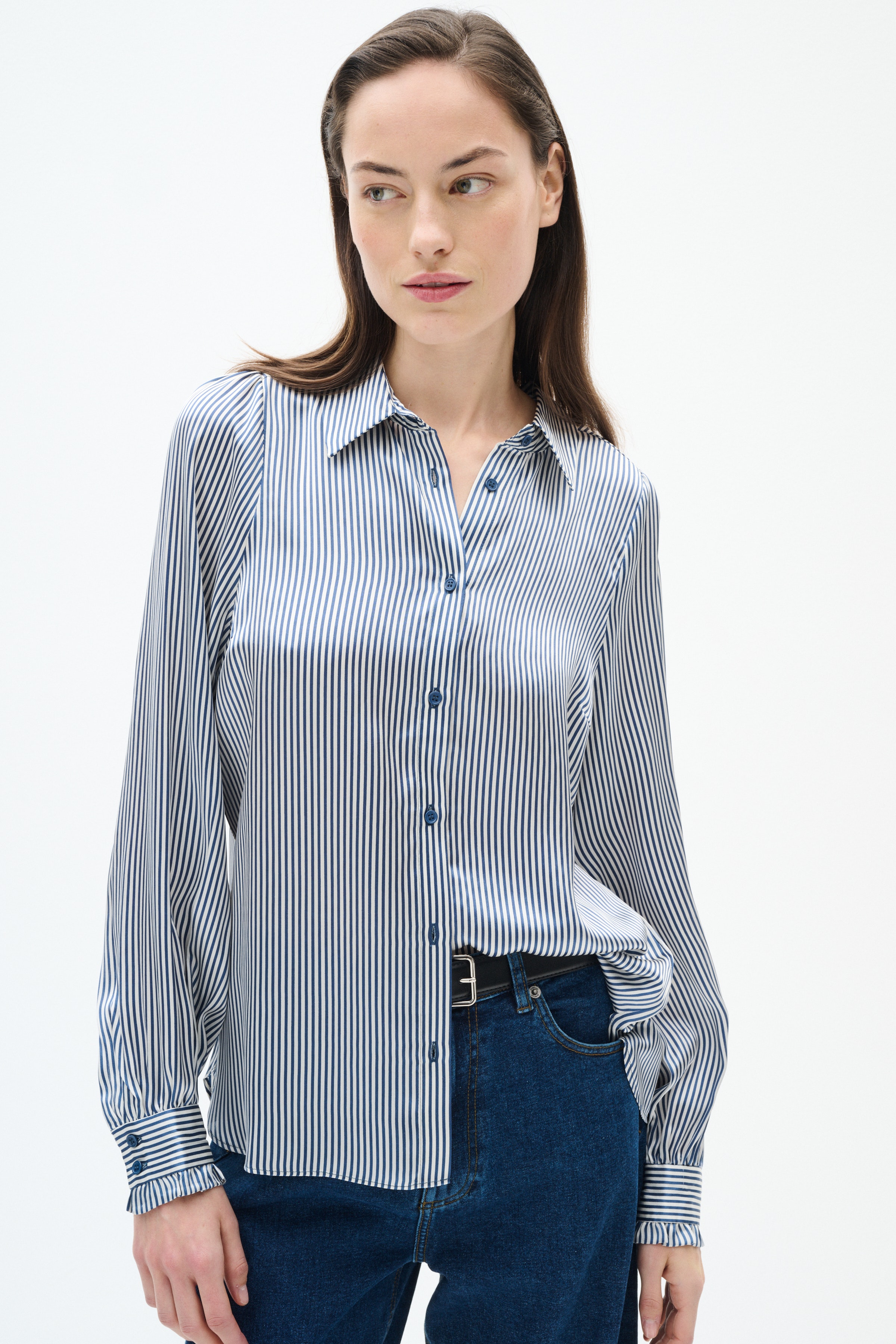 LarinaIW Shirt LOOKBOOK FRONT 30110622-304097