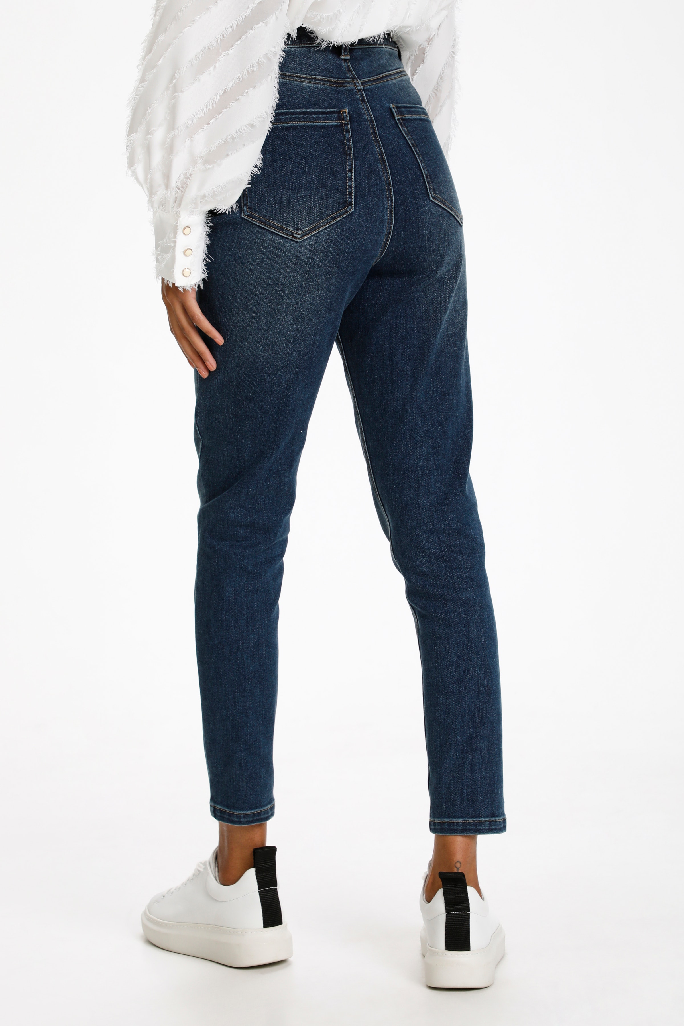 KAriana HW Cropped Jeans LOOKBOOK FRONT 10505602-100316