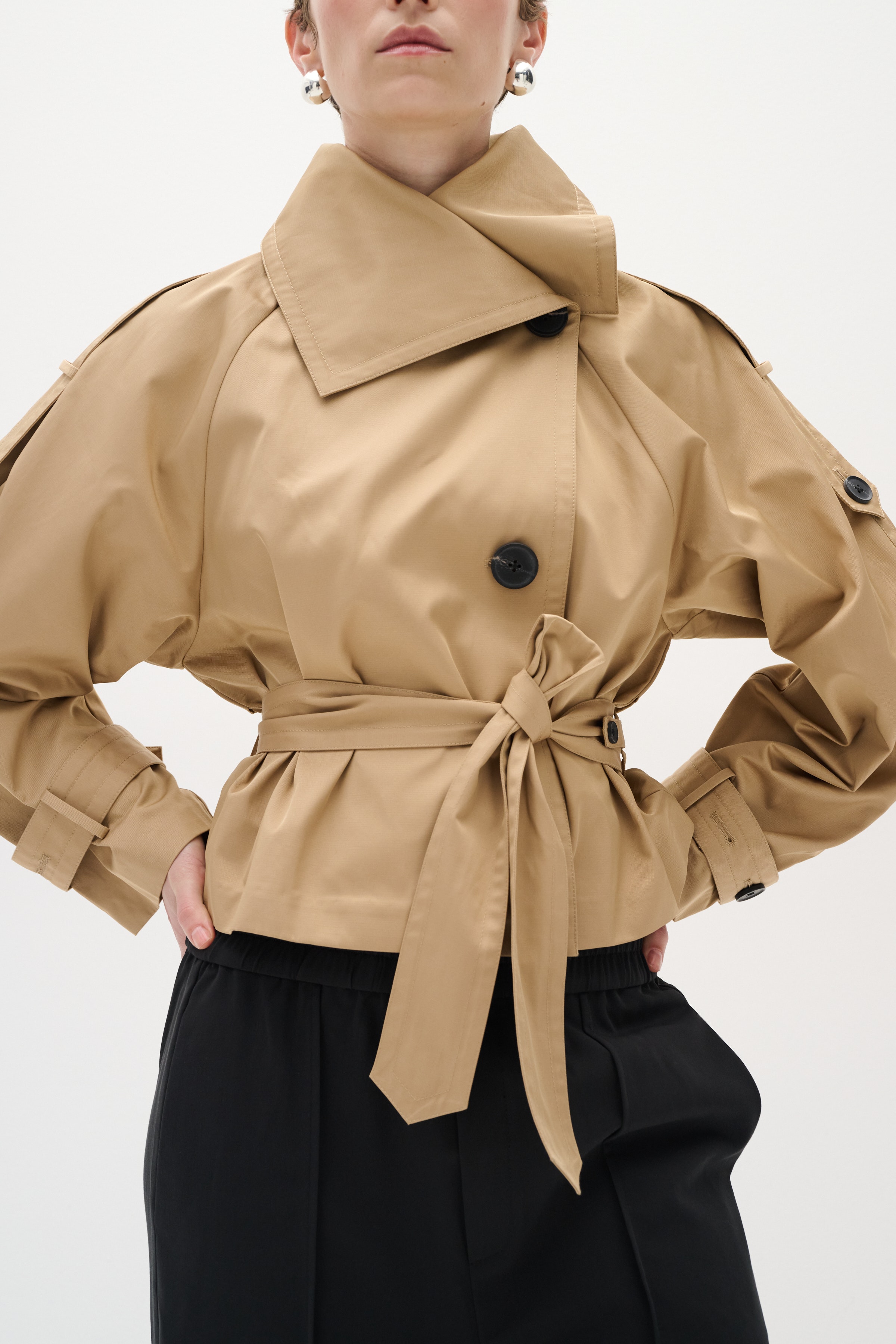 UmayaIW Kort trenchcoat LOOKBOOK DETAIL 30110021-171320