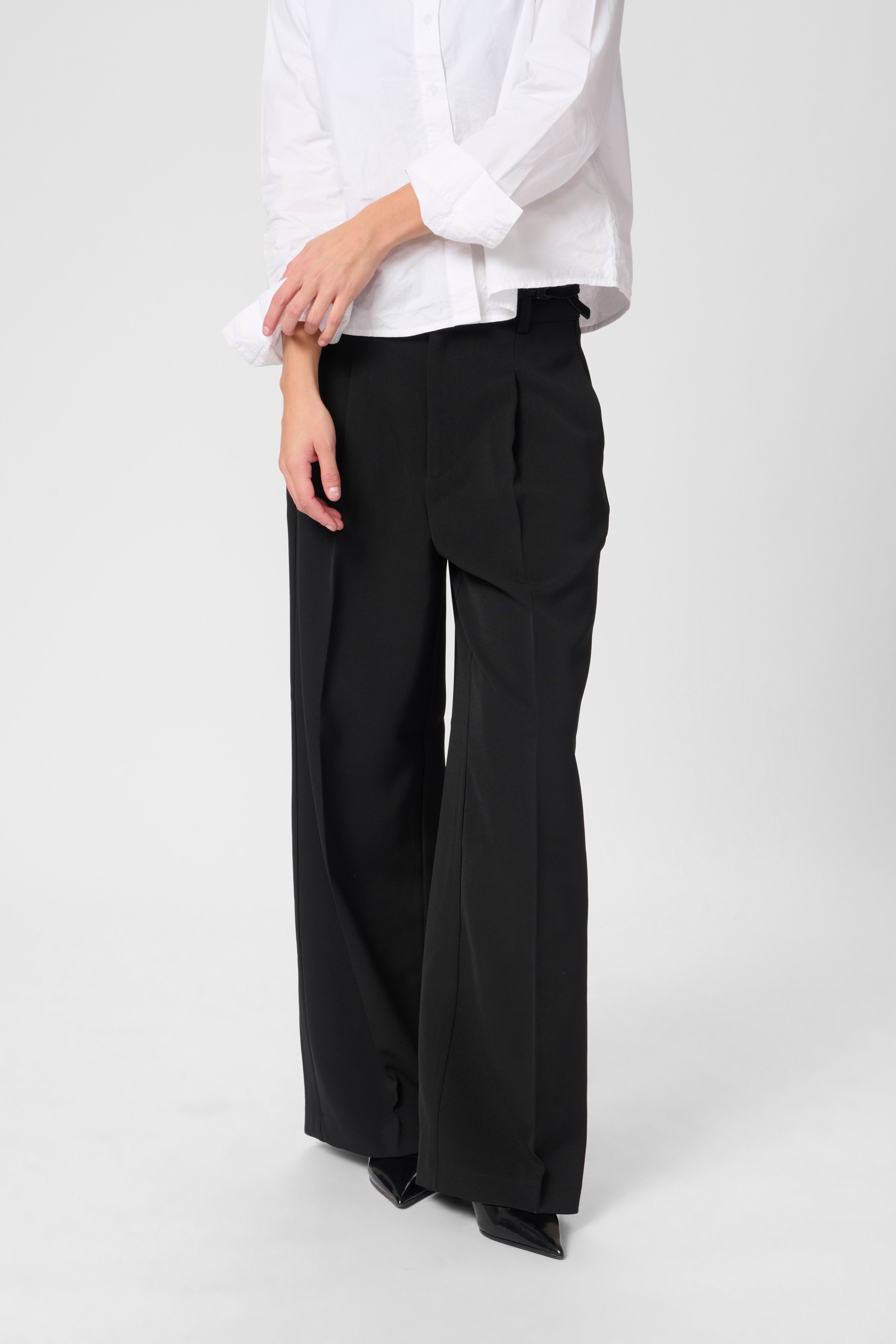 28 THE TAILORED HIGH PANT LOOKBOOK FRONT 10703971-100031