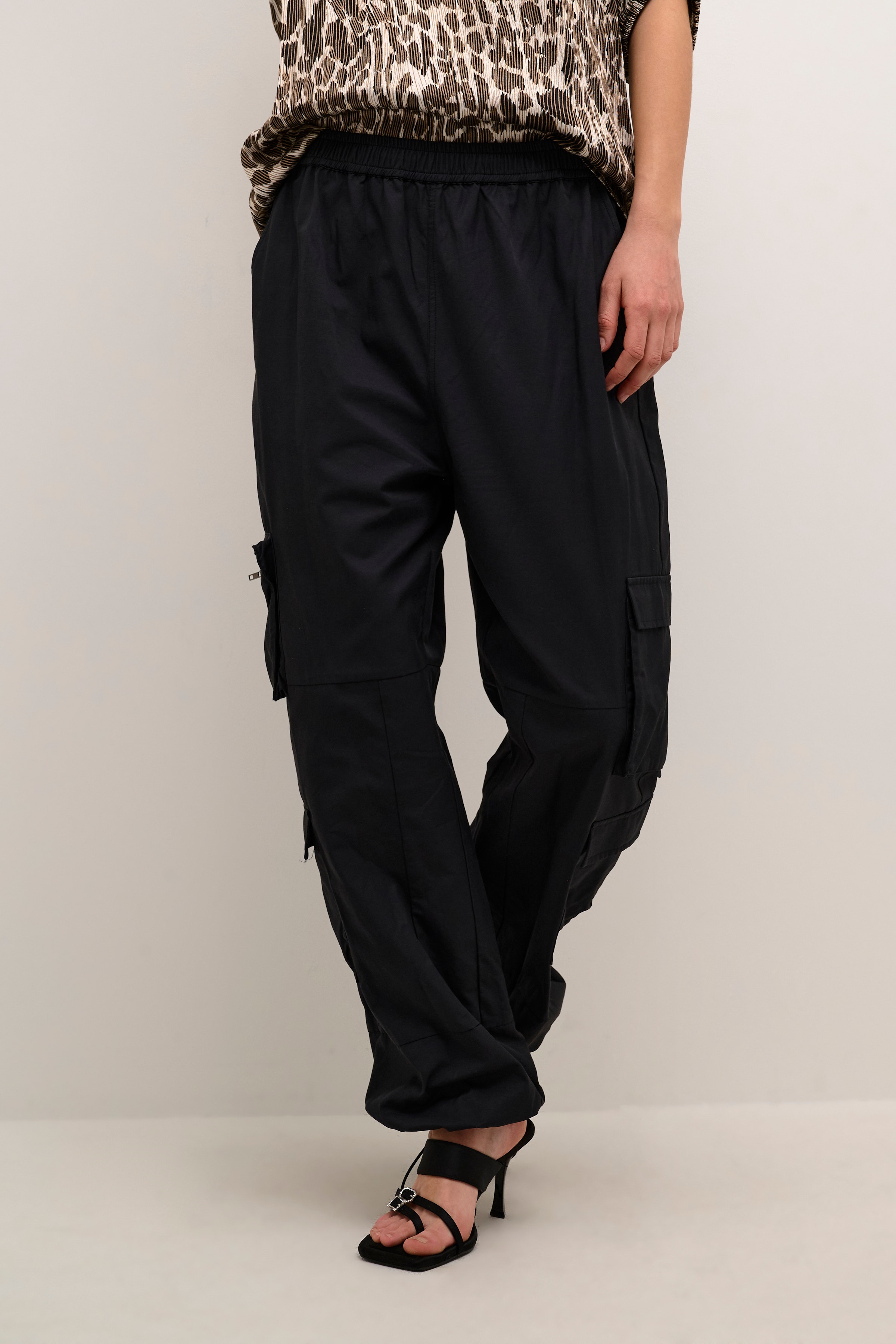 JamieKB Hose LOOKBOOK FRONT 10104434-194008