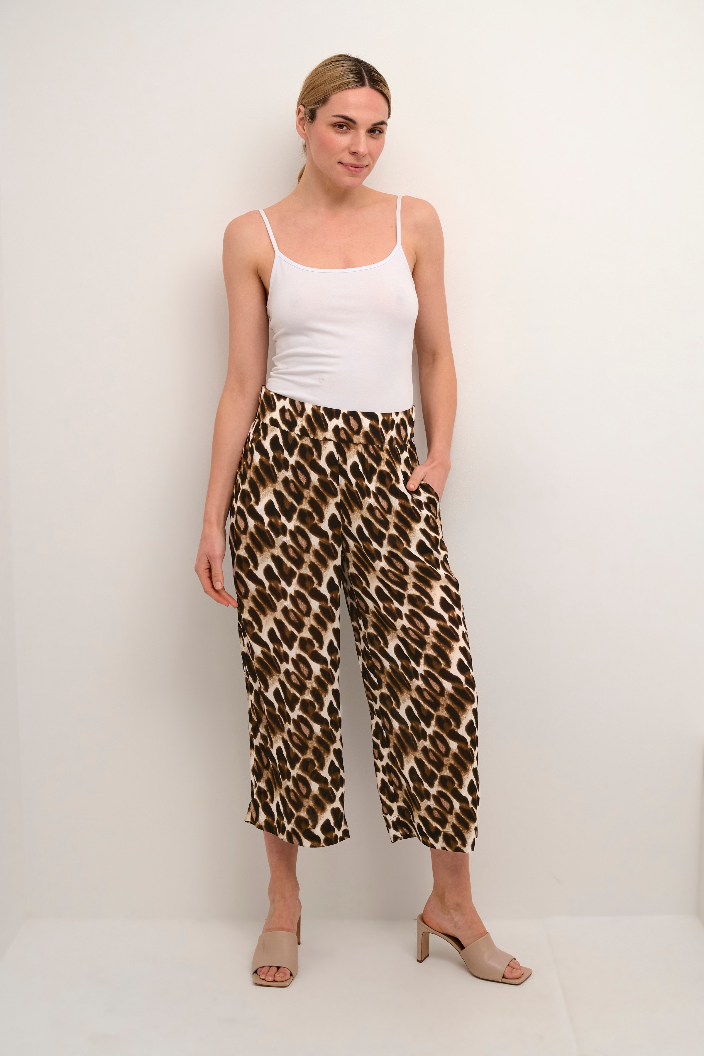 BPulla Trousers LOOKBOOK FRONT 10590456-104507B