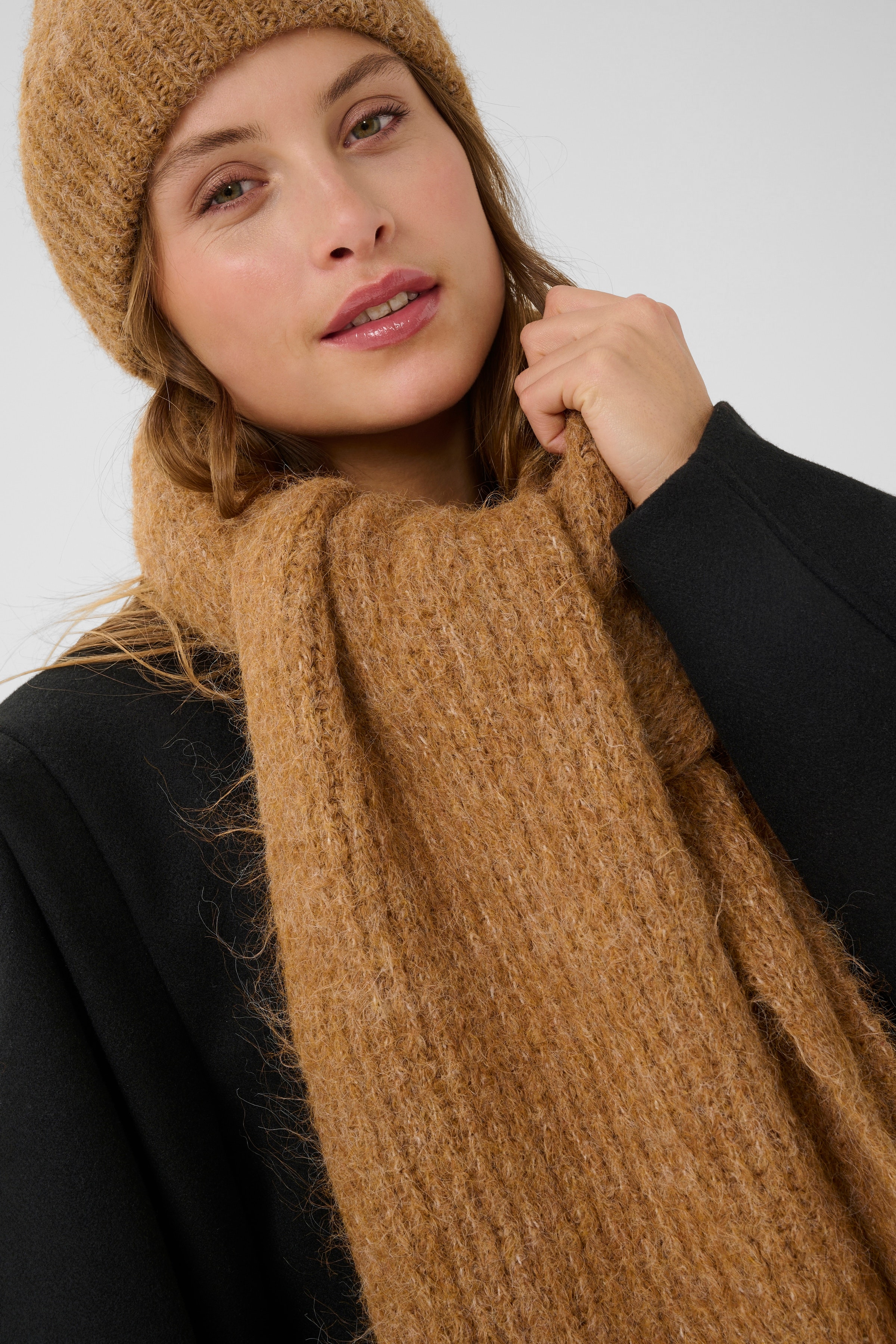 KAhenry Scarf LOOKBOOK DETAIL 10510406-1810291