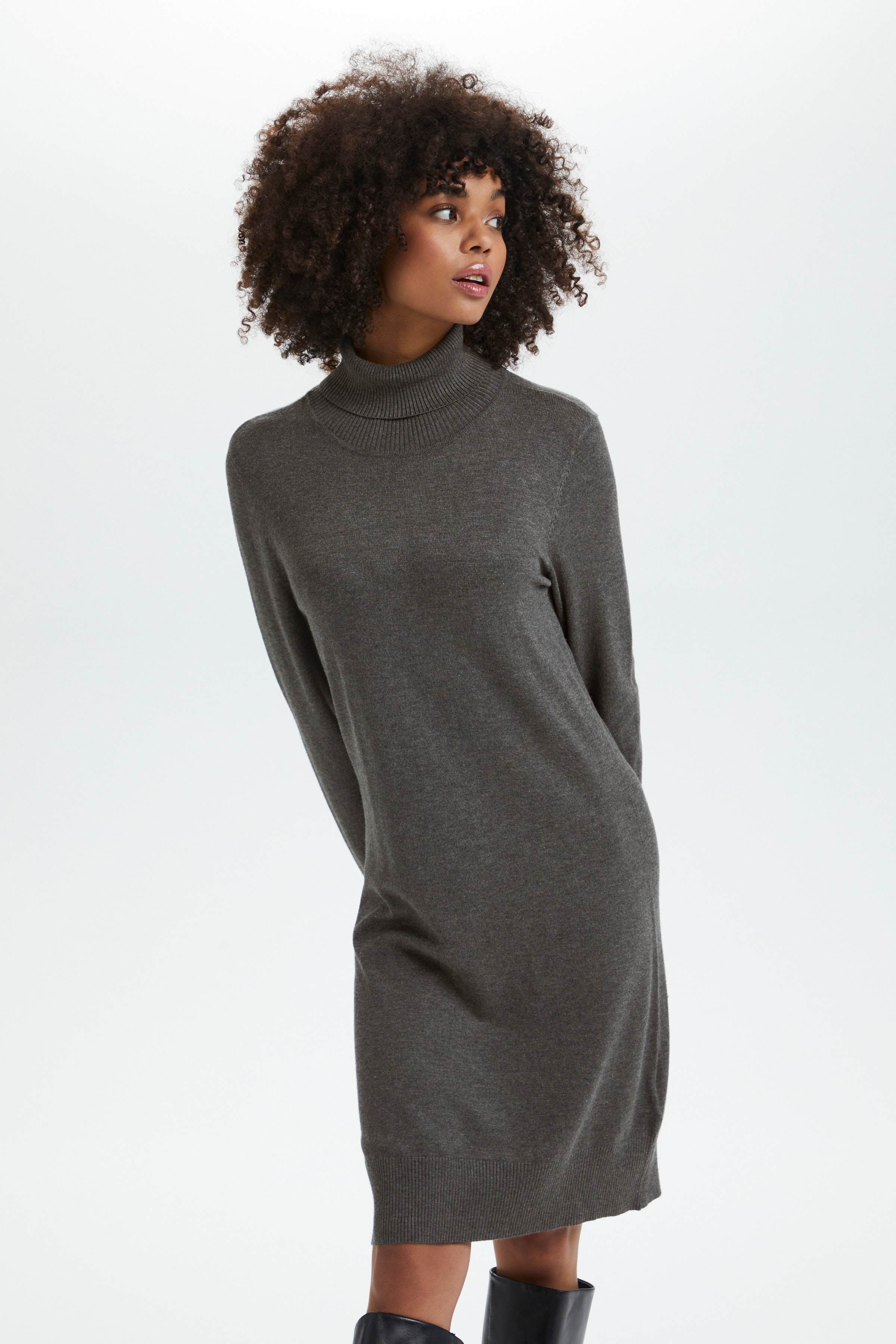  MilaSZ Rollneck Dress LOOKBOOK FRONT 30501696-0103