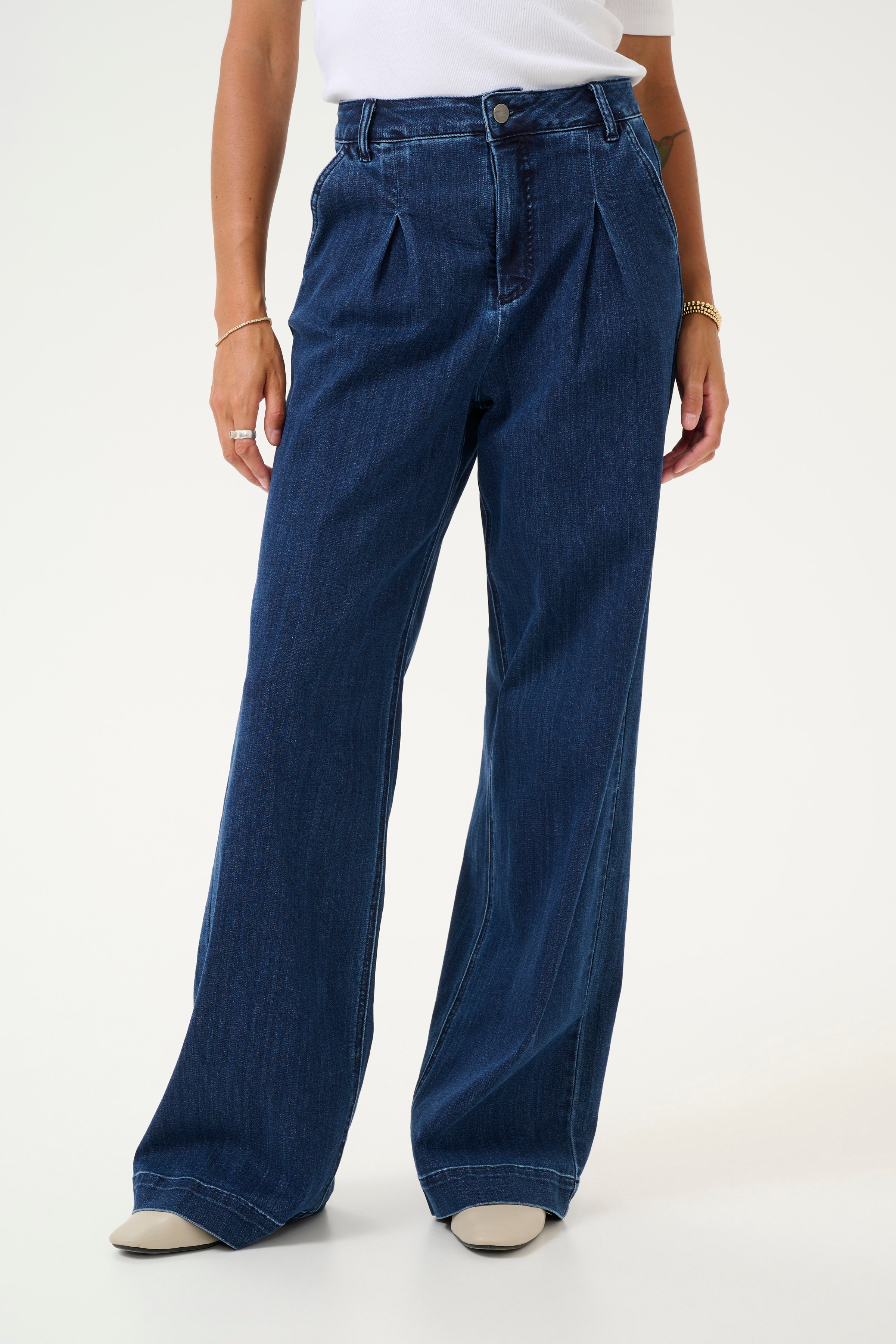 KAlea Wide Jeans LOOKBOOK FRONT 10509348-100316