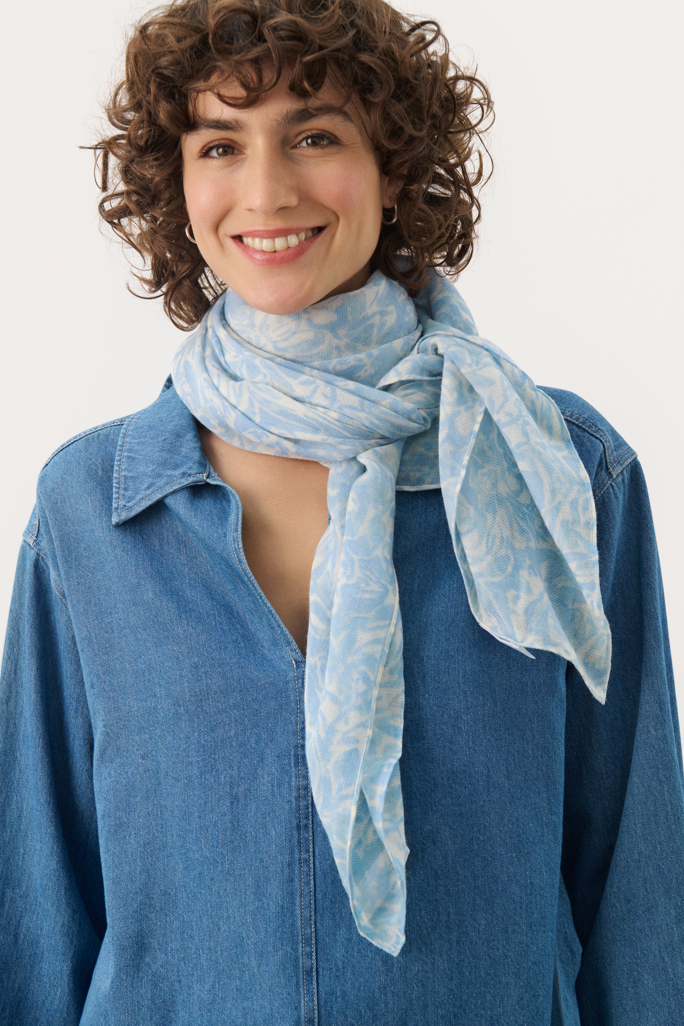 FelisiaPW Scarf LOOKBOOK FRONT 30309166-303682