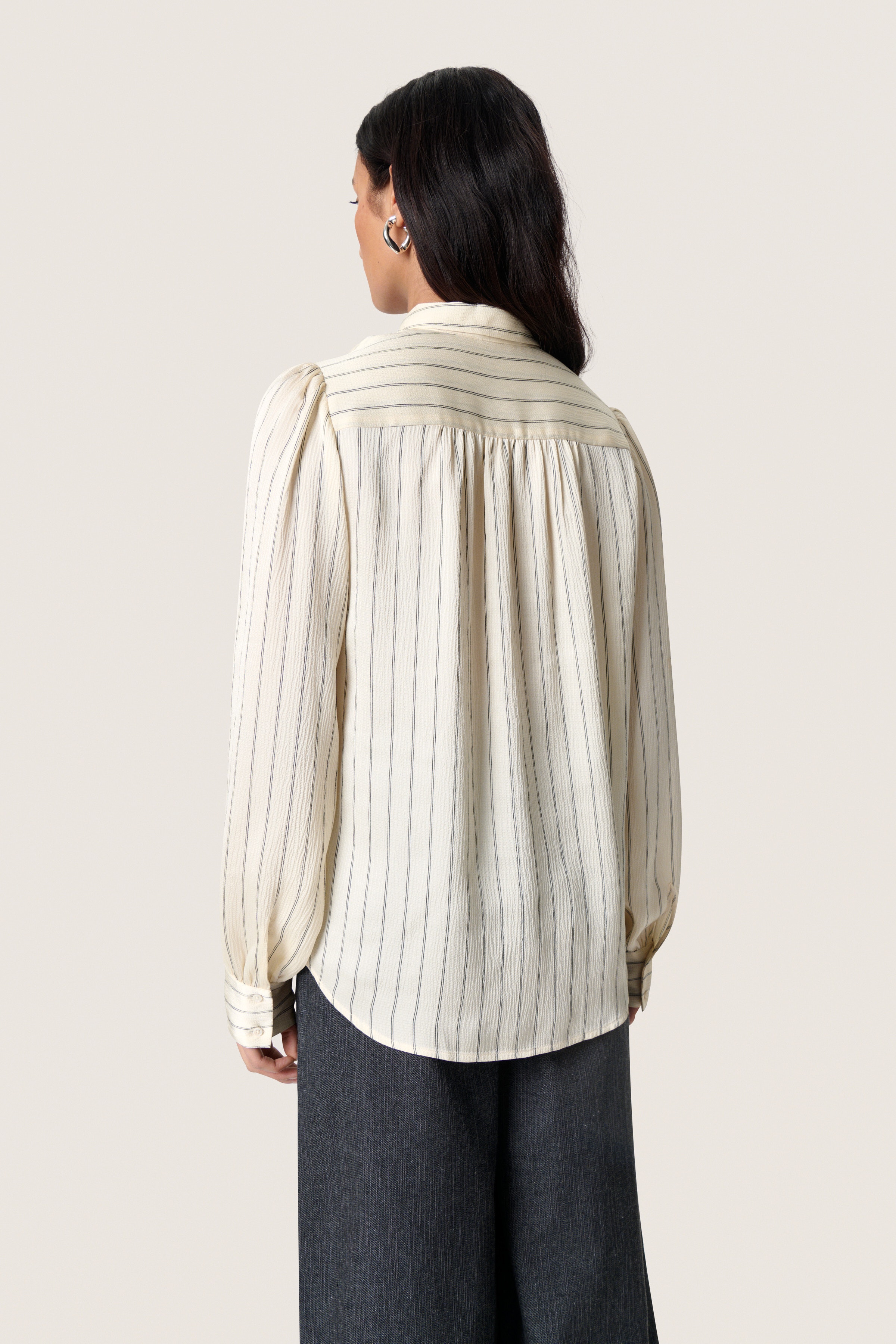 SLIoana Shirt LOOKBOOK BACK 30408706-303524