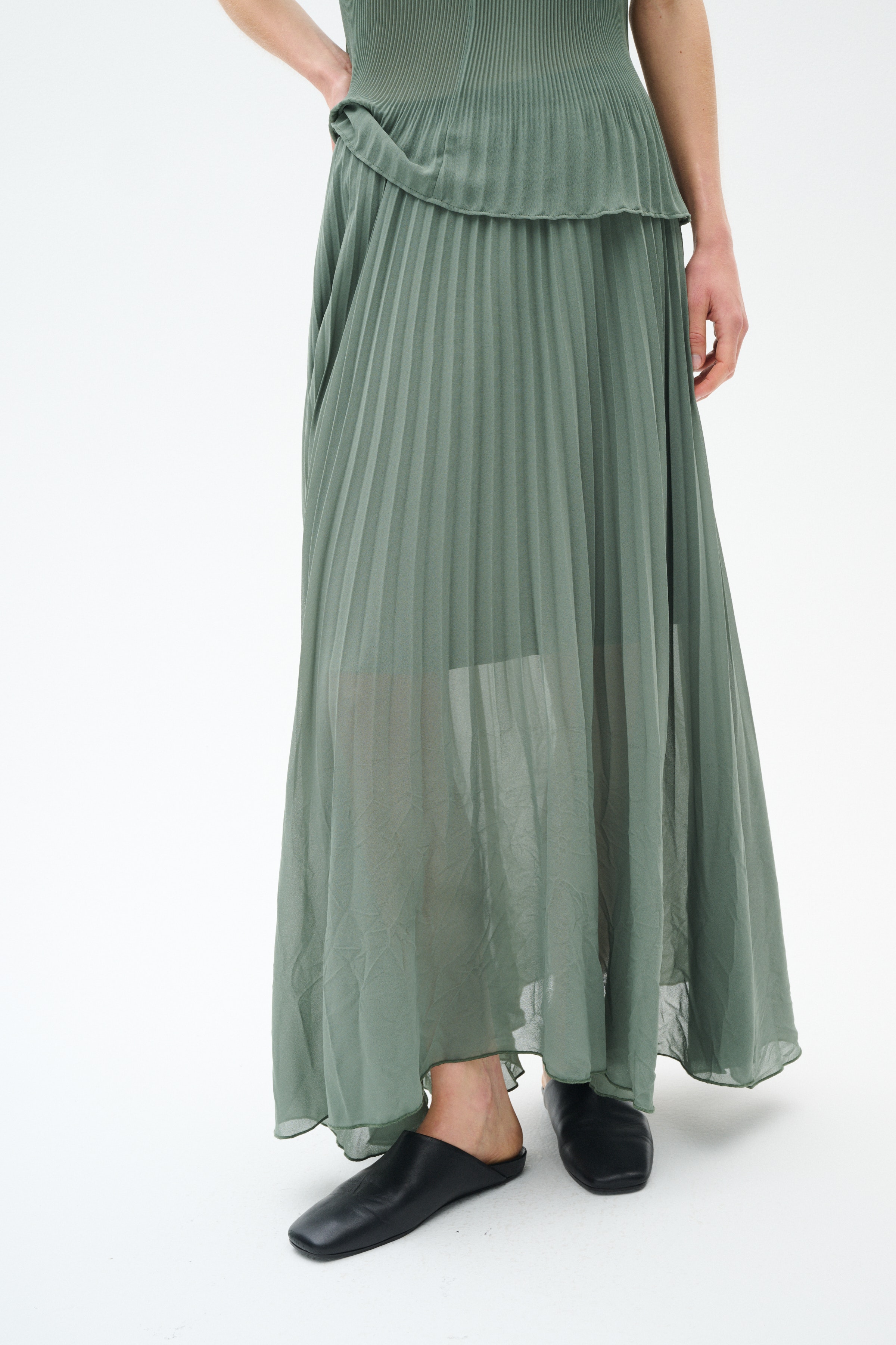 CaseyIW Skirt LOOKBOOK FRONT 30110245-185806