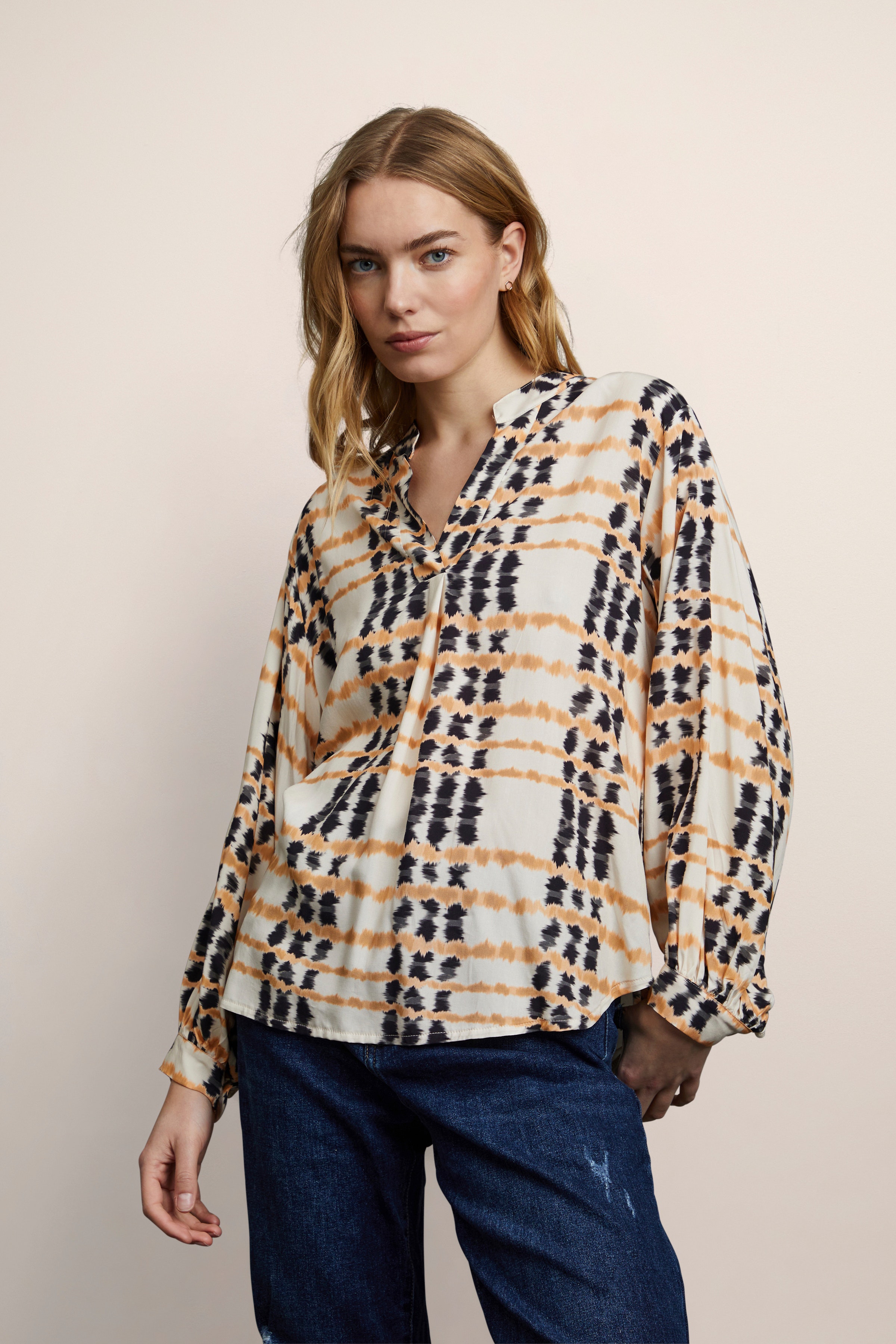 SBIRINA Blouse LOOKBOOK FRONT 22100062-130907