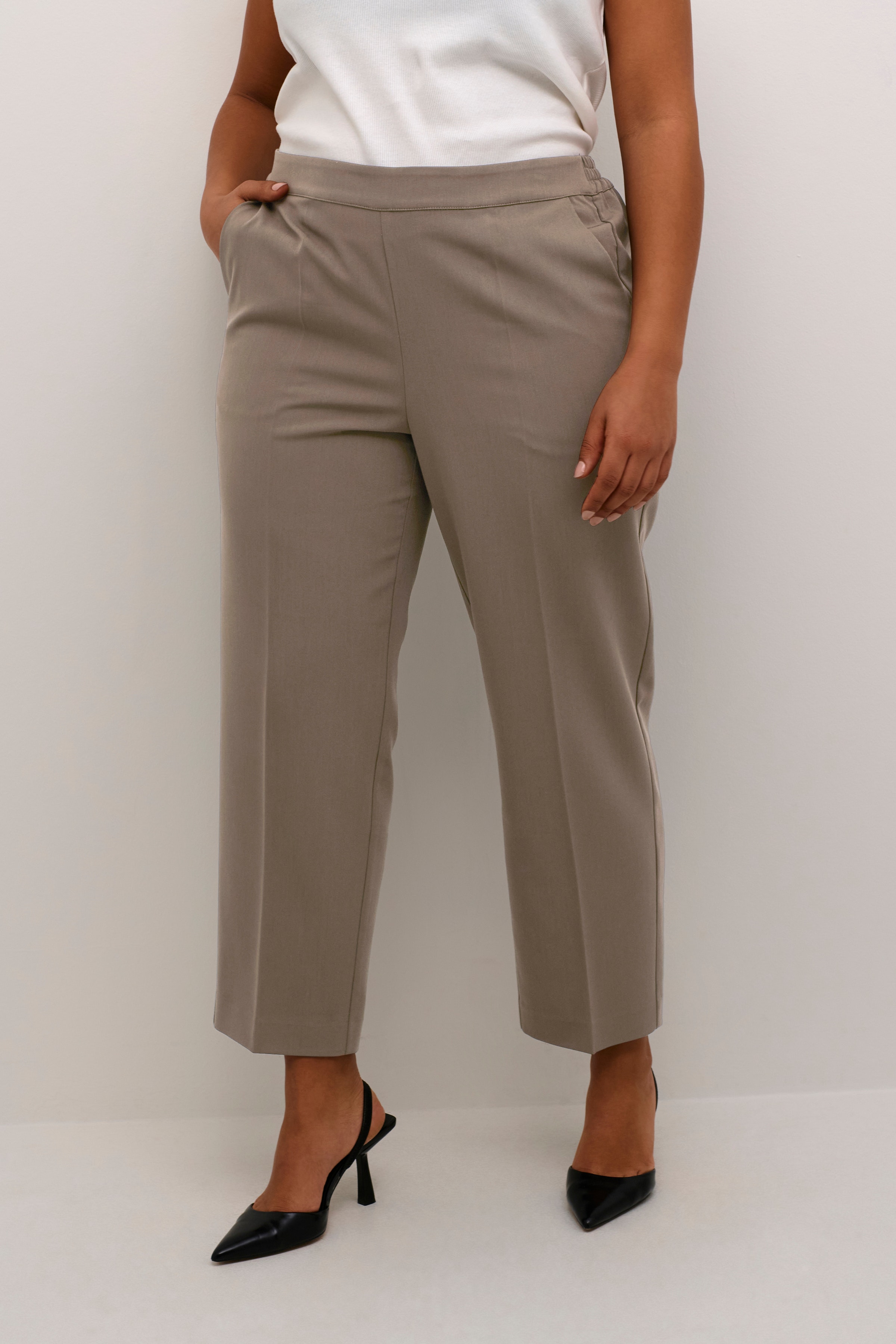 KCsakira Cropped Trousers LOOKBOOK FRONT 10580650-190810