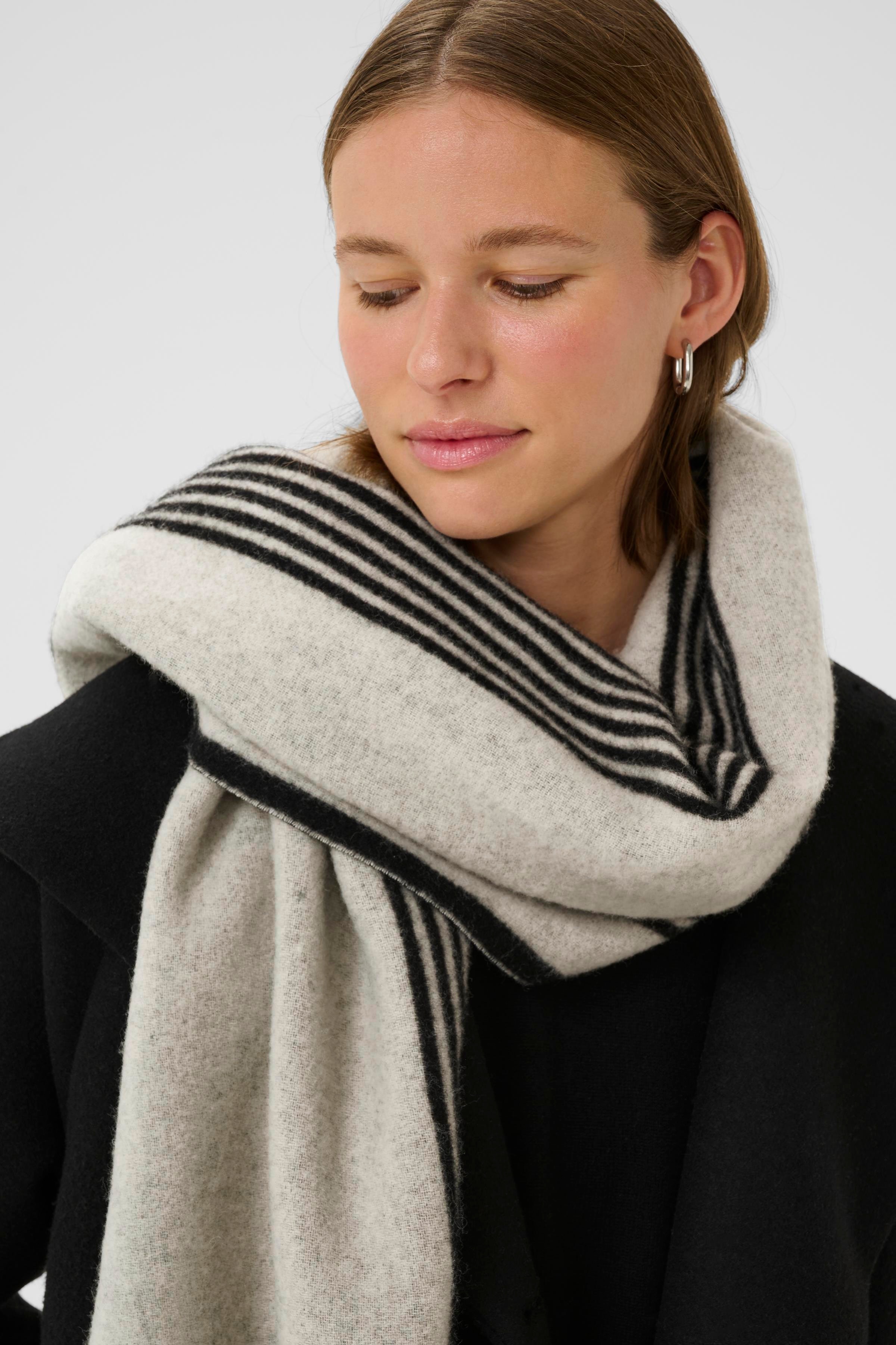 MyrtheIW Logo Scarf LOOKBOOK FRONT 30106665-110701