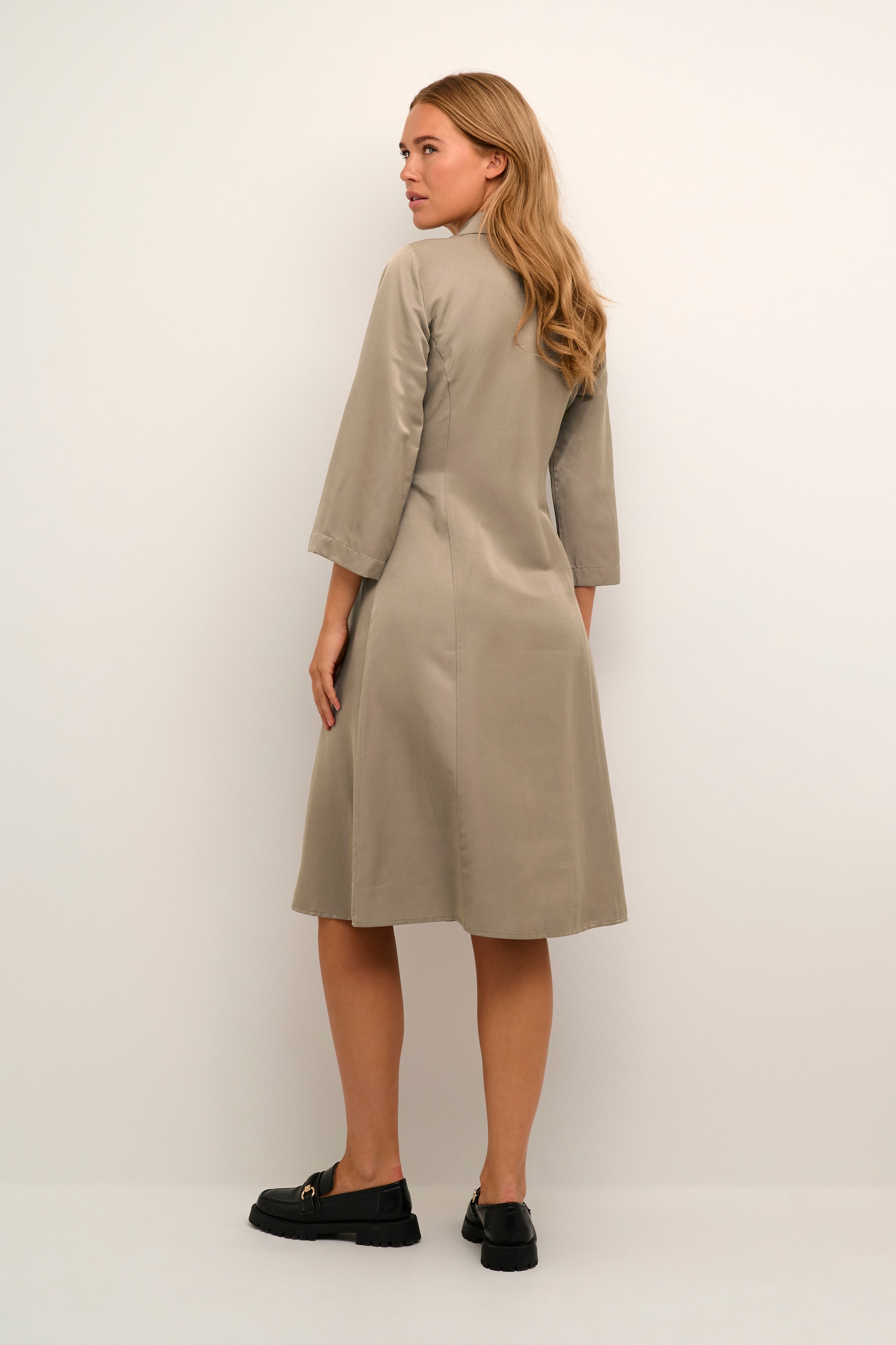 KAkaia Kjole LOOKBOOK BACK 10508236-181110