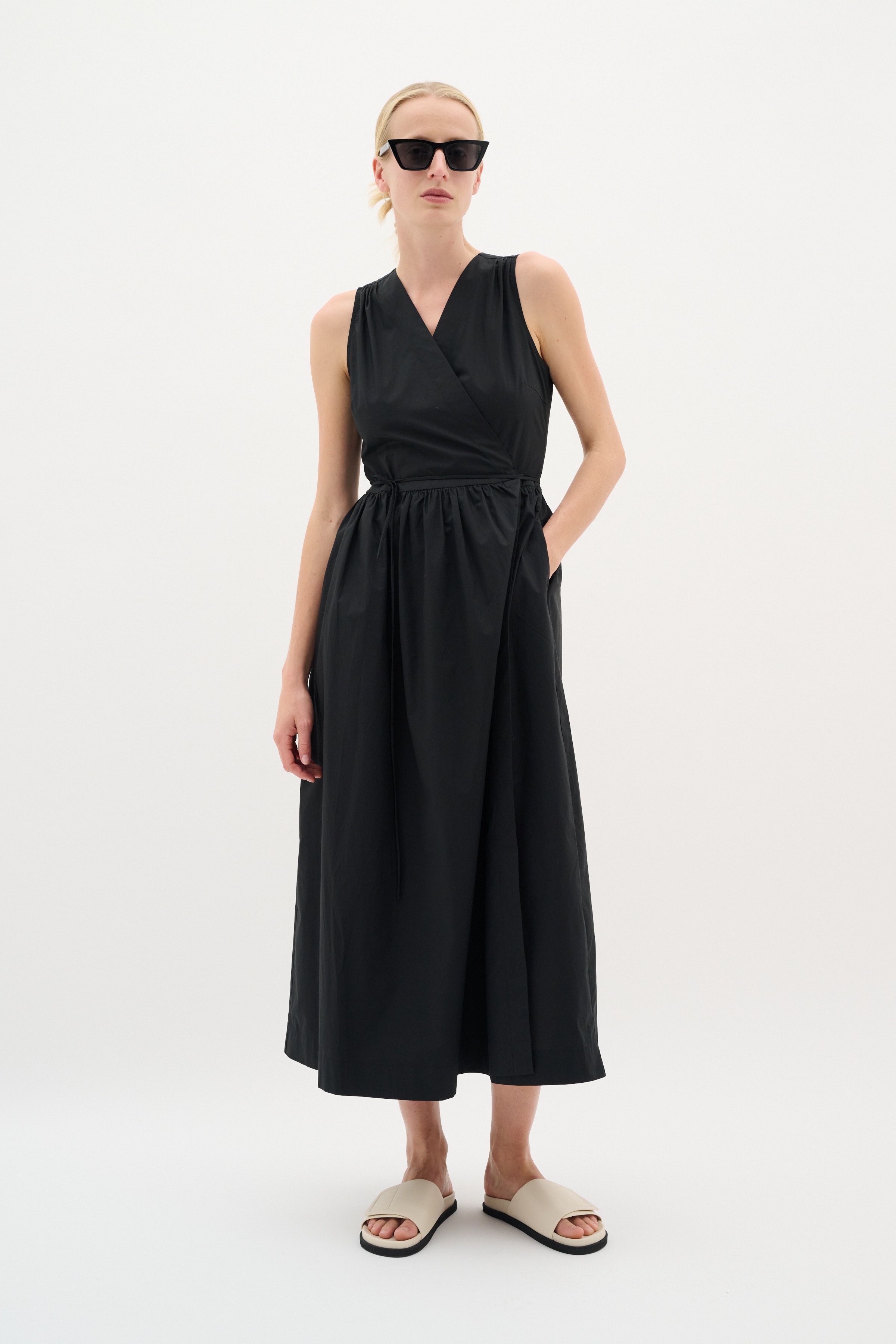 KennaIW Poplin wrap Kjole LOOKBOOK FRONT 30110535-194008