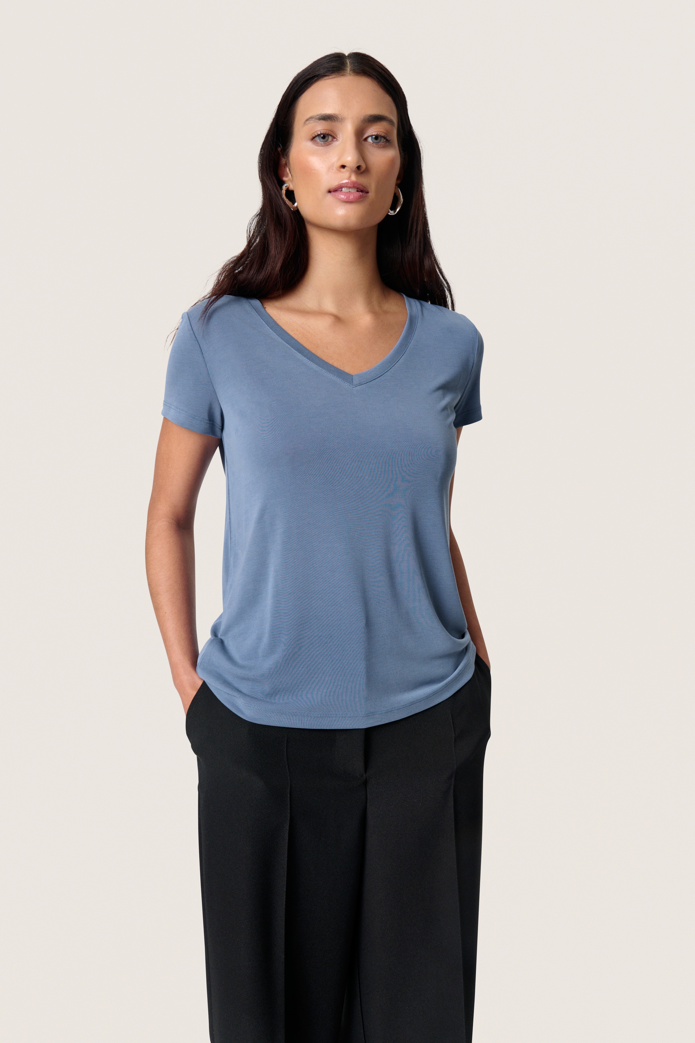 SLColumbine V-neck T-shirt LOOKBOOK FRONT 30404284-183921