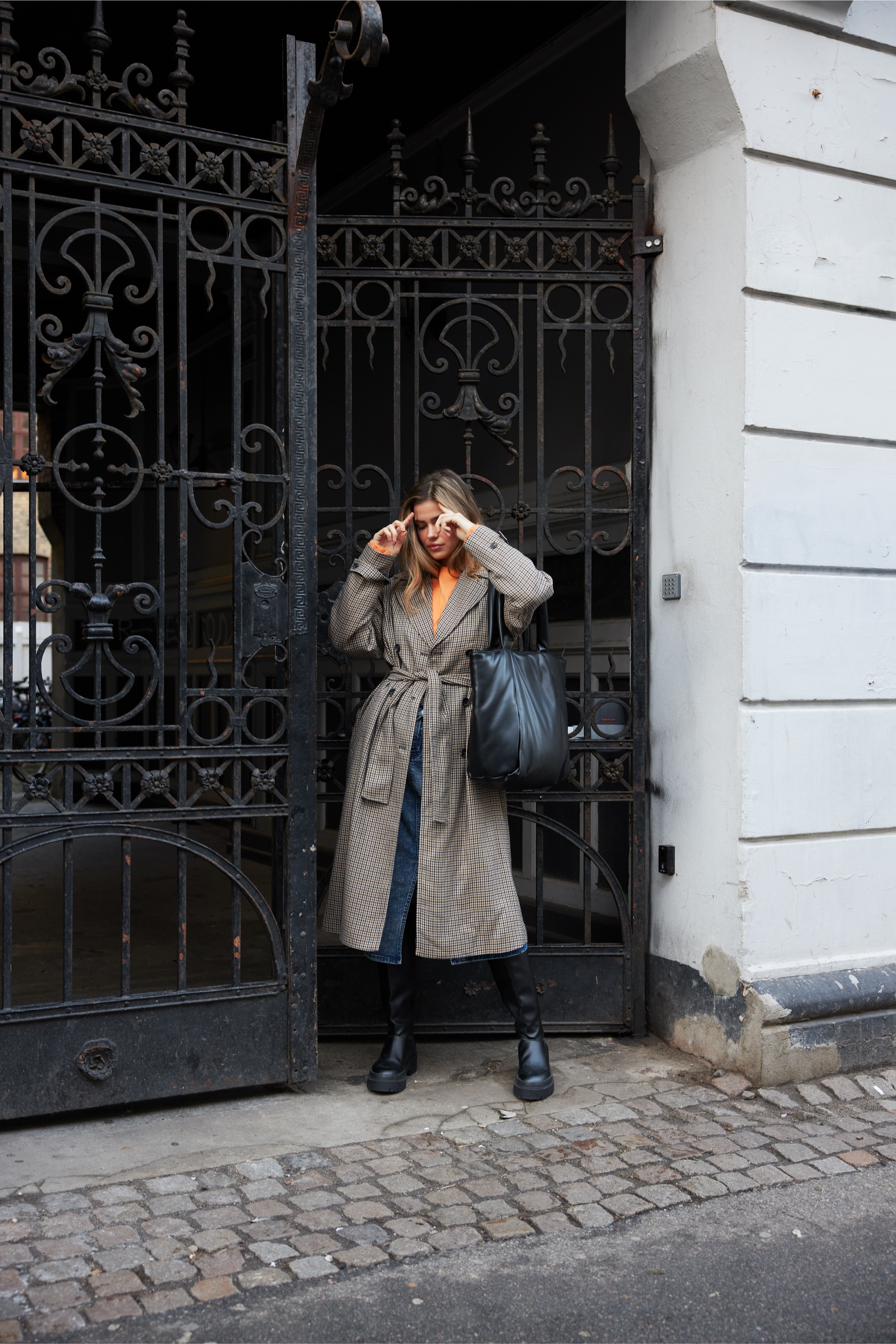 KAolina Mantel LOCATION NONE 10507153-103696