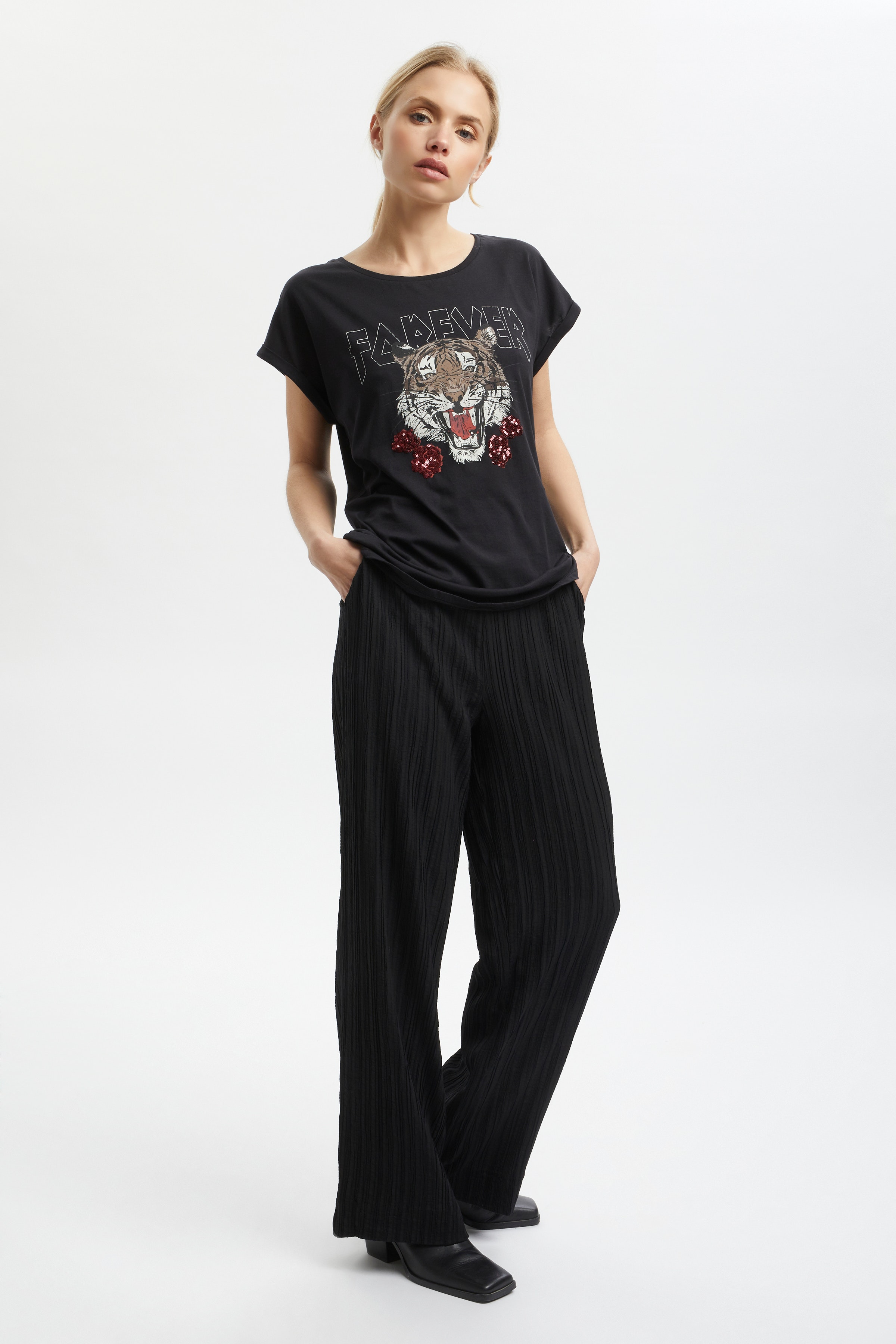 KAelea T-shirt LOOKBOOK FRONT 10505988-100121