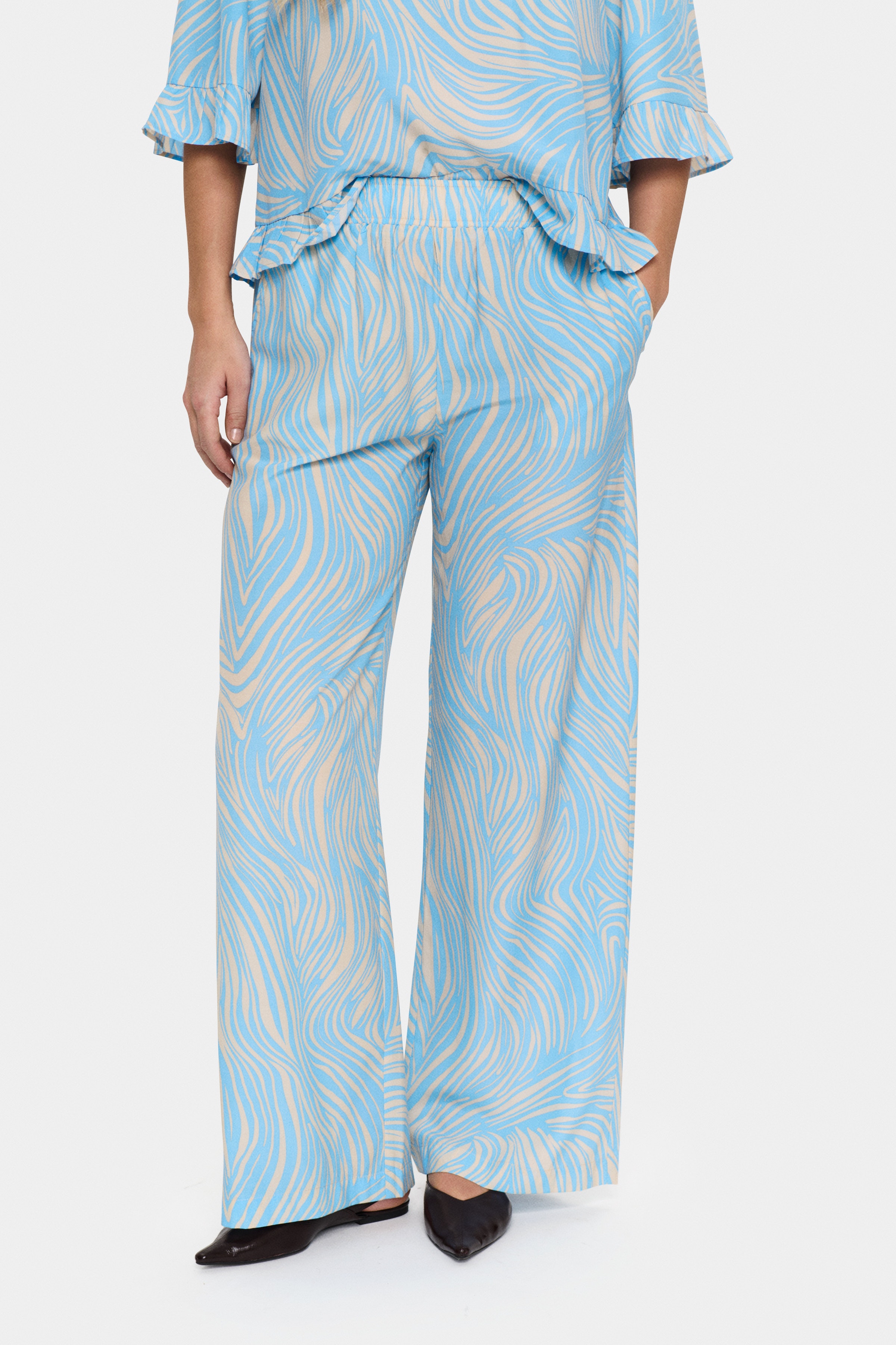 JessicaSZ Hose LOOKBOOK FRONT 30513846-303458