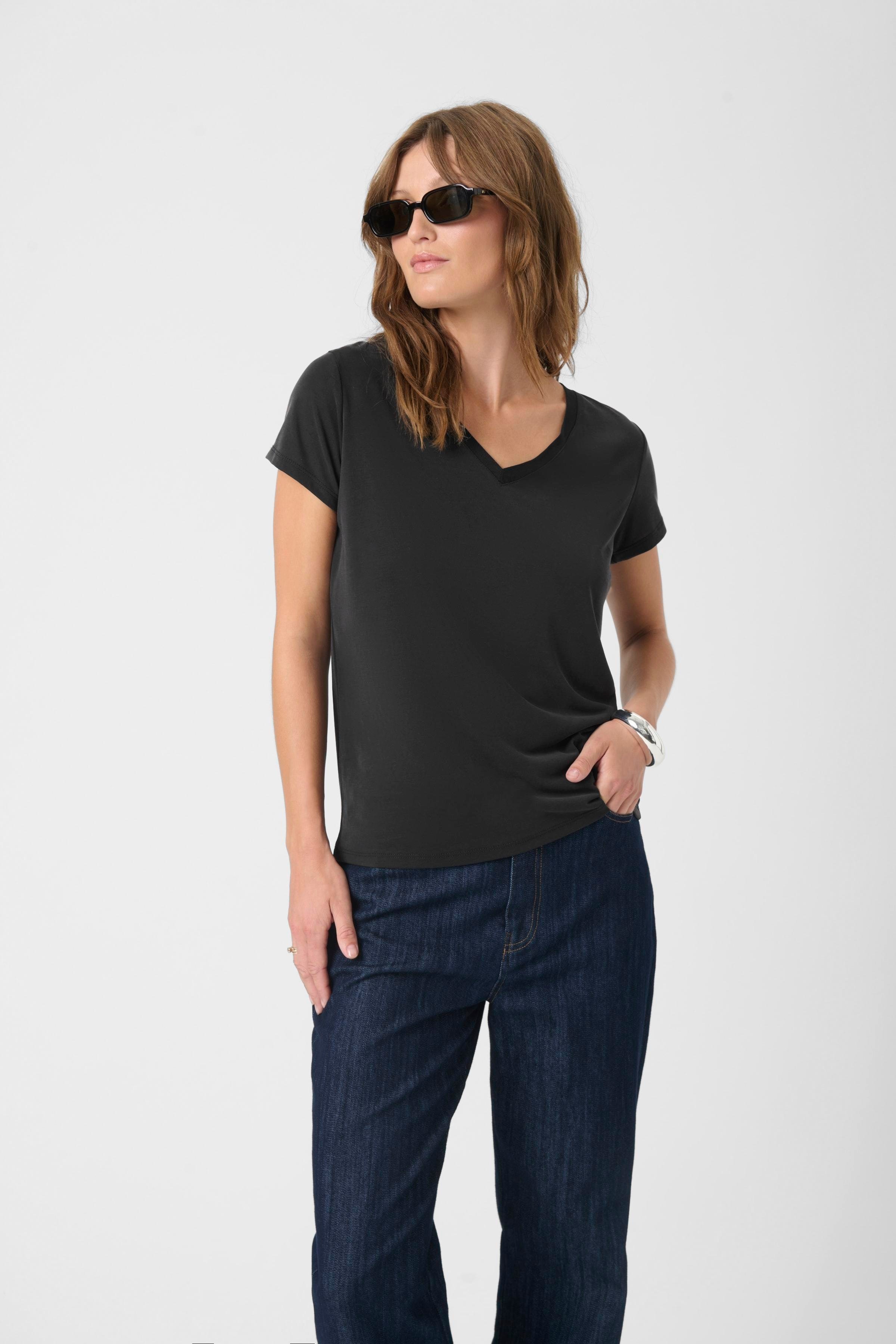 SLColumbine V-neck T-shirt LOOKBOOK FRONT 30404284-40050