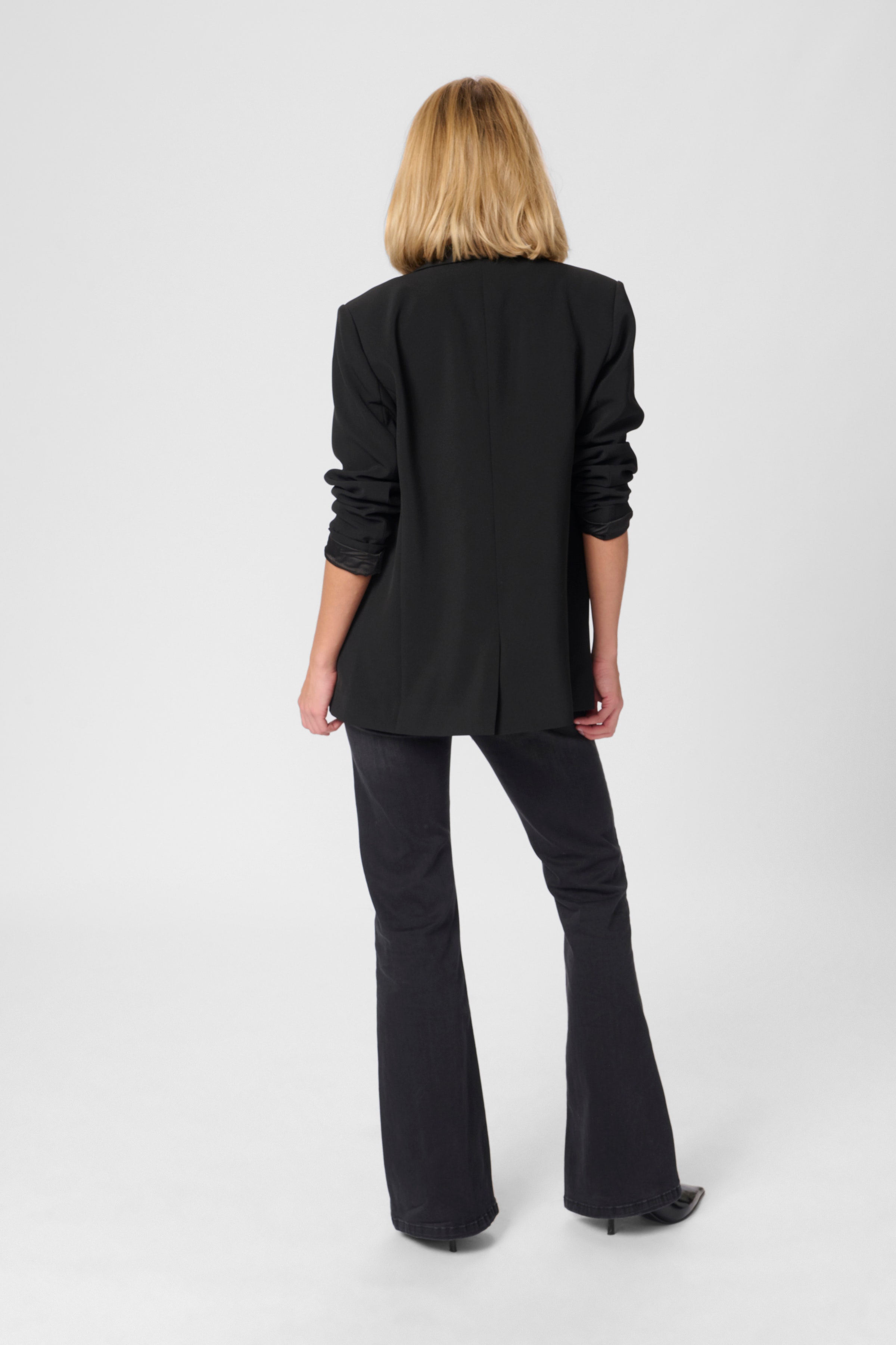 27 THE TAILORED BLAZER LOOKBOOK BACK 10703970-100031