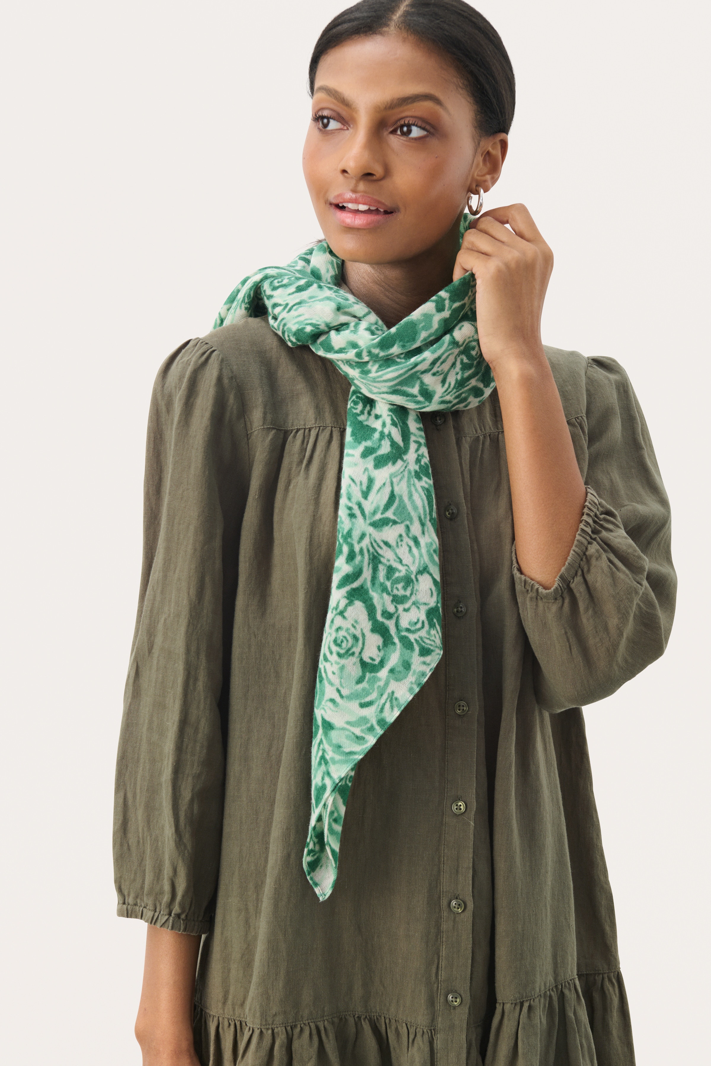 FelisiaPW Scarf LOOKBOOK FRONT 30309166-303684