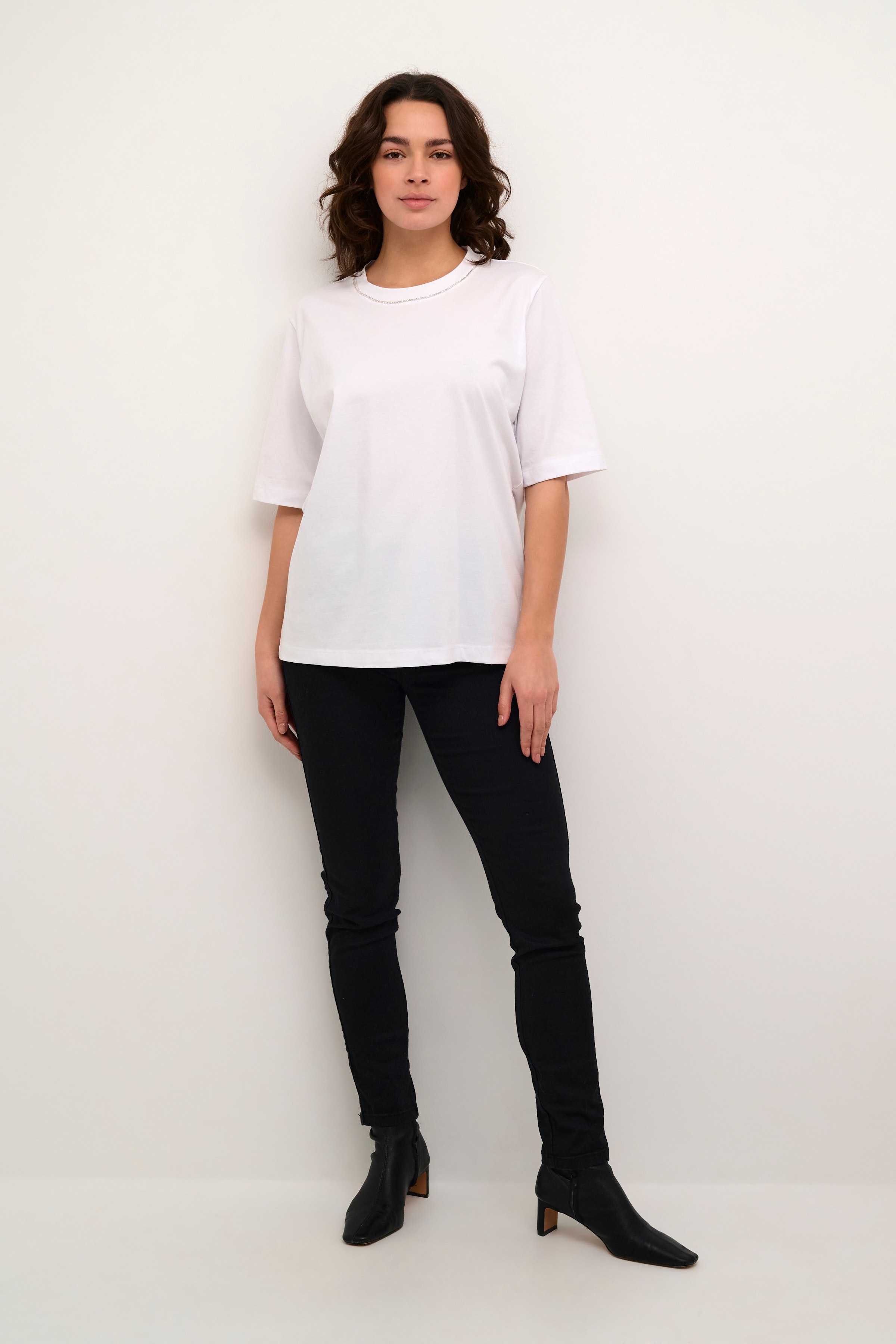 KAivana T-shirt LOOKBOOK FRONT 10509389-110601