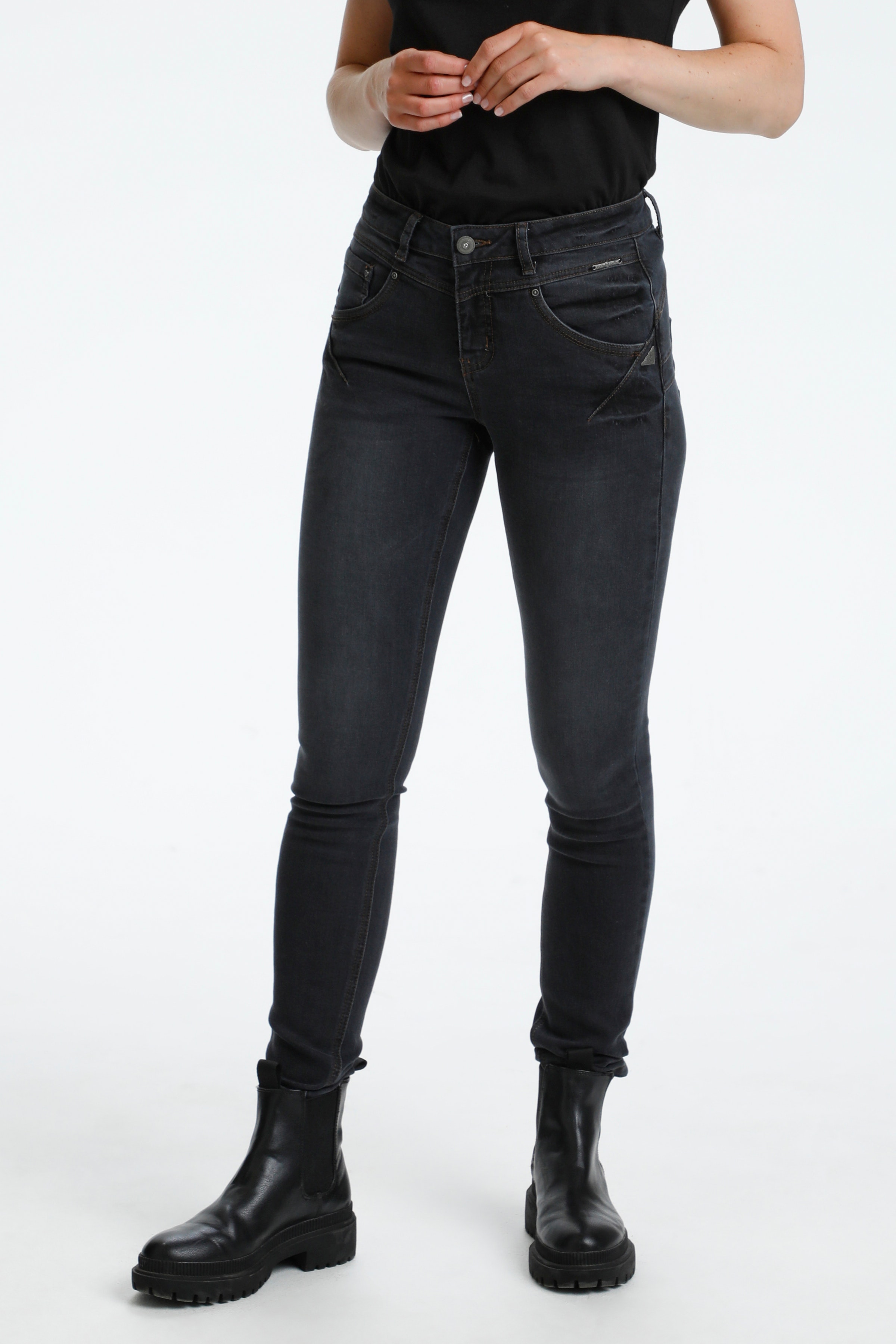 Amalie Jeans LOOKBOOK FRONT 10604221-100922