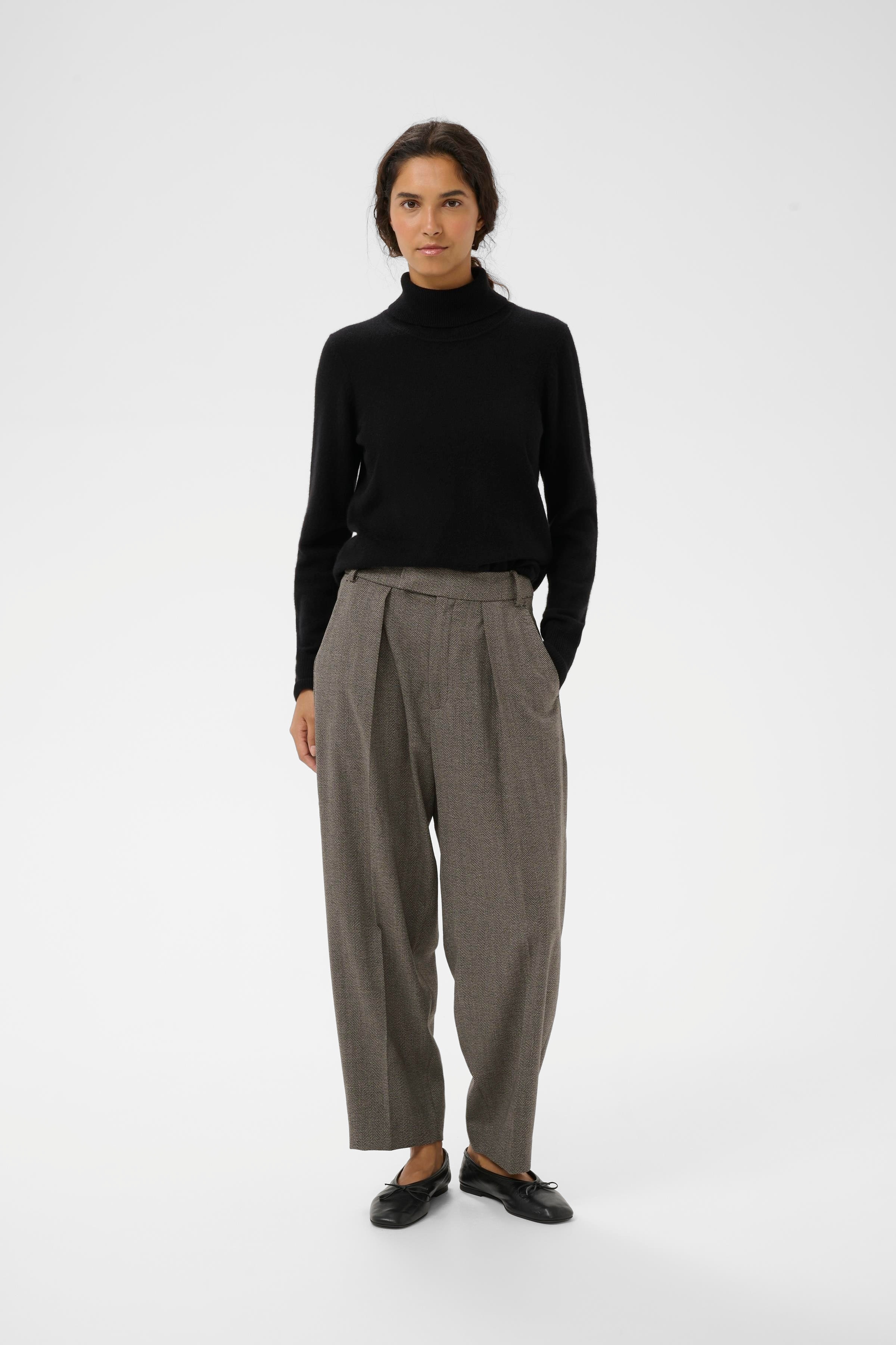 KahlaIW Pleated Bukser LOOKBOOK FRONT 30109734-191518