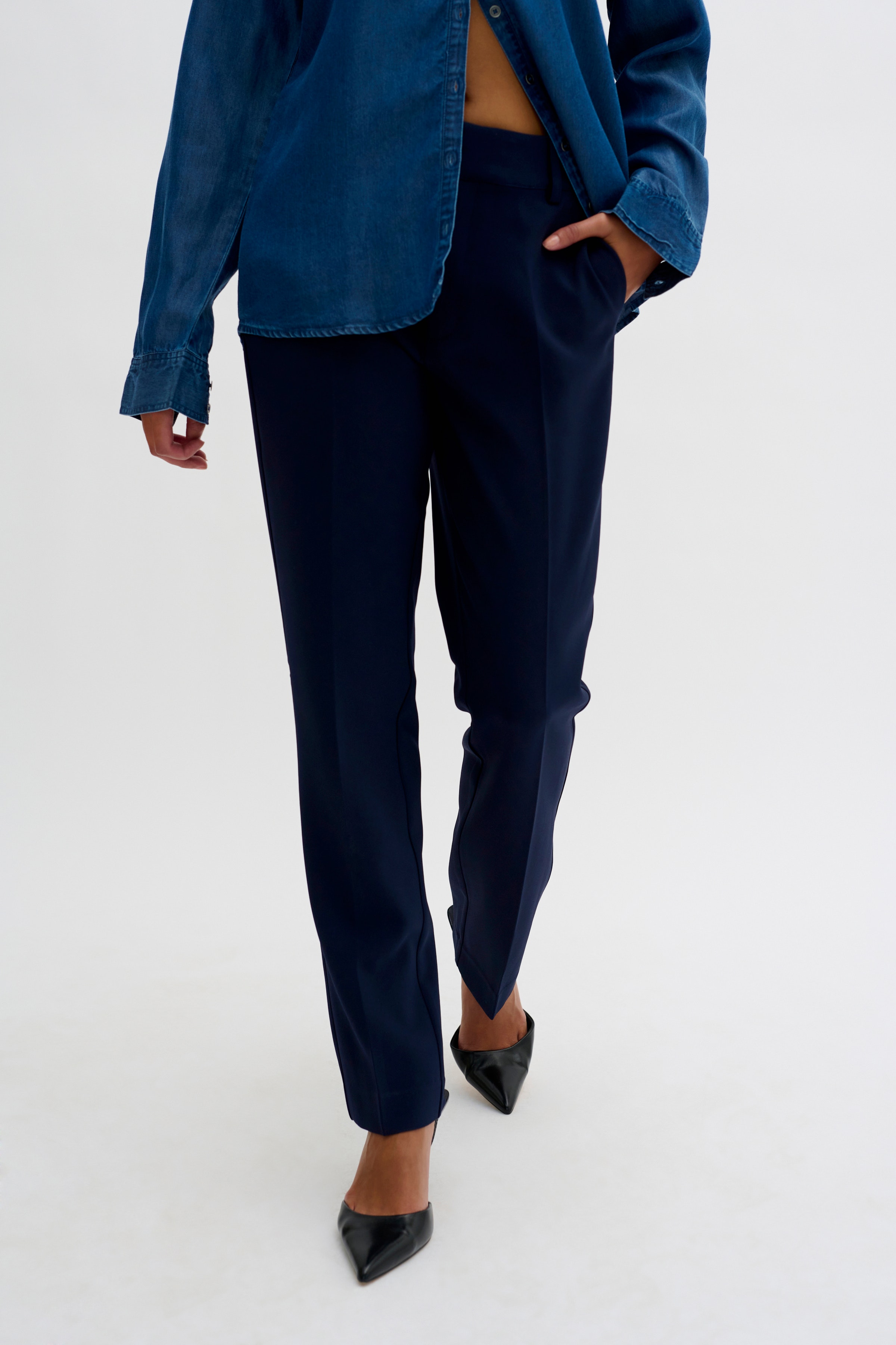 26 THE TAILORED STRAIGHT PANT LOOKBOOK FRONT 10704221-193812