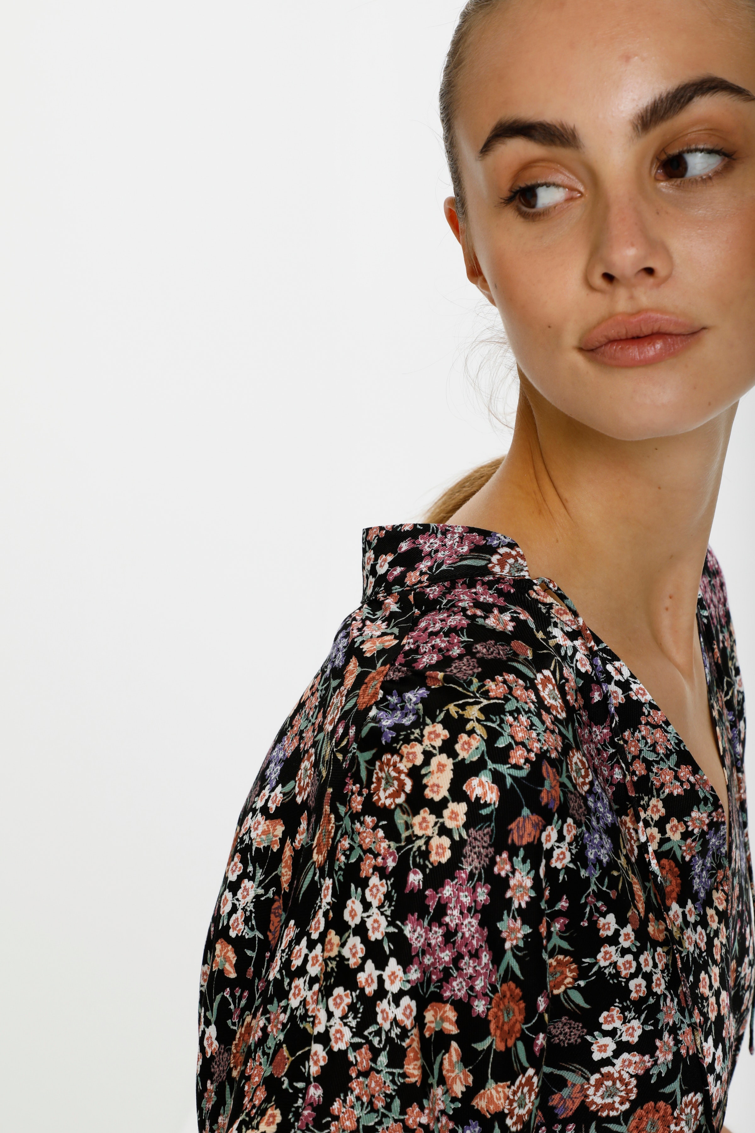 SLKimaya Top LOOKBOOK DETAIL 30405516-300808