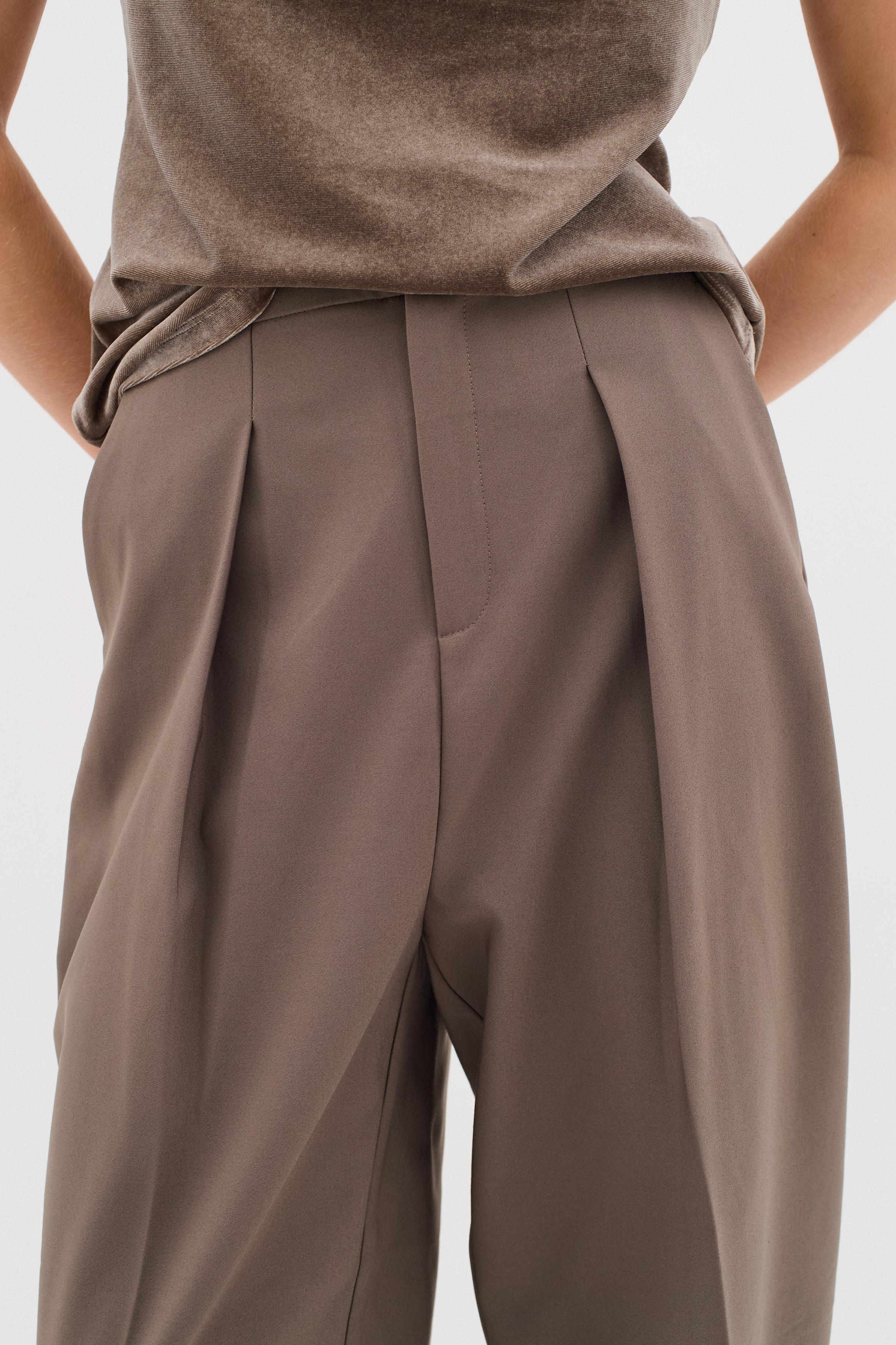 ZellaIW Barrel Trousers LOOKBOOK DETAIL 30107207-181304