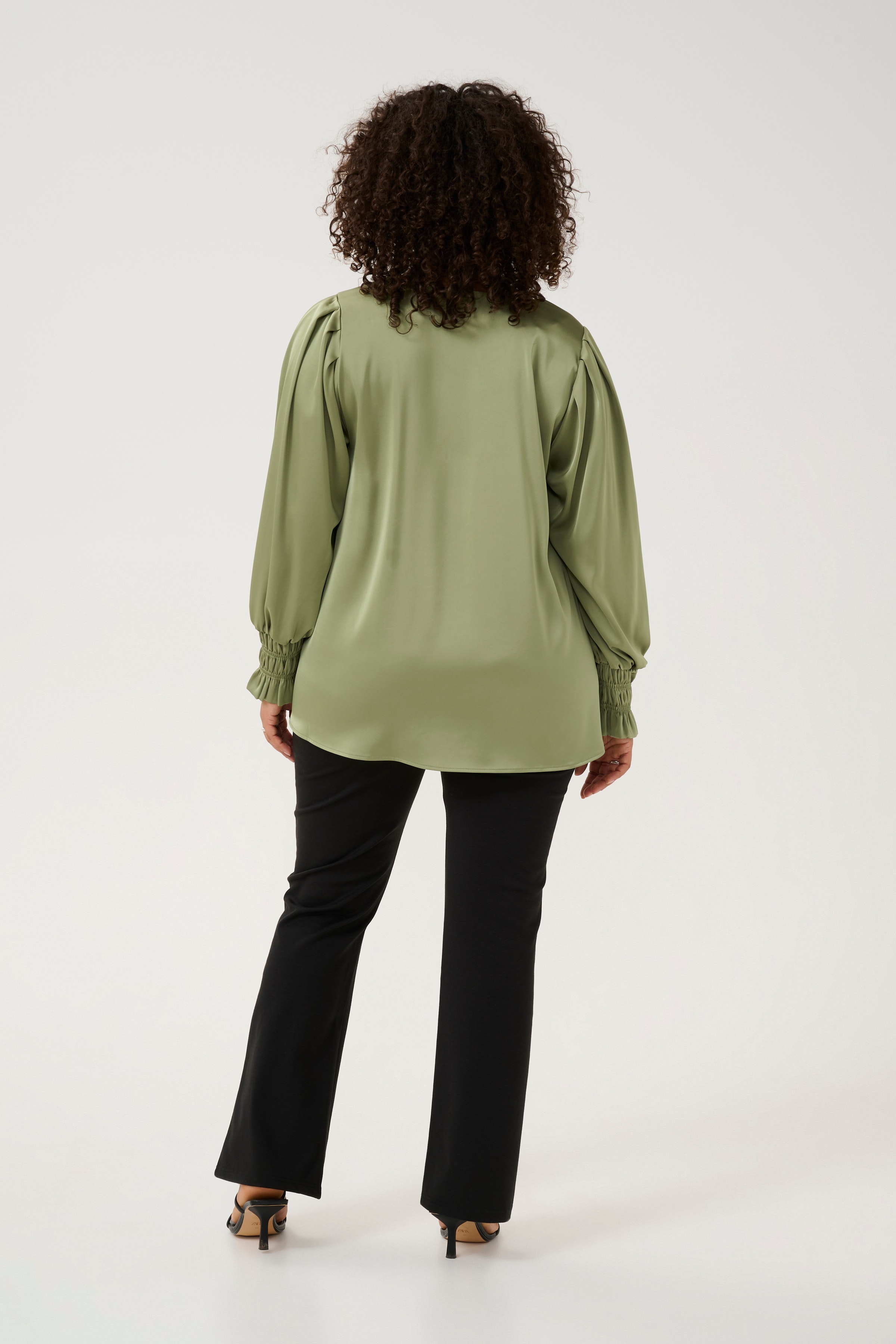 KChilla Blouse LOOKBOOK BACK 10583044-170115