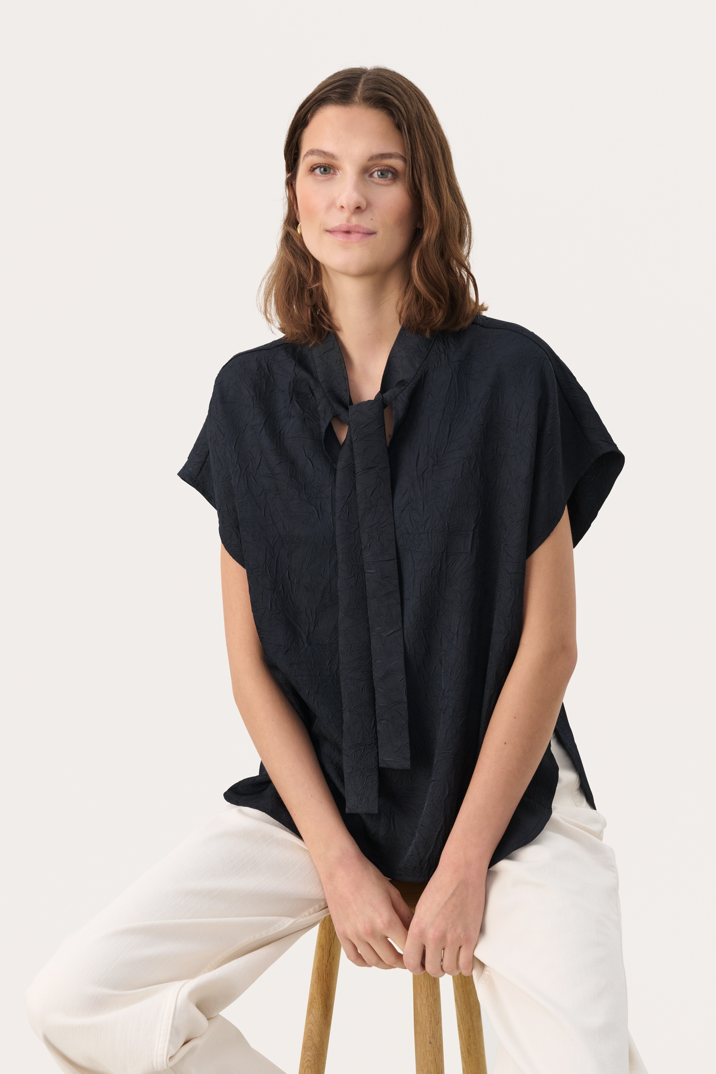 EstefaniaPW Kortärmad blus med rosett LOOKBOOK FRONT 30308490-194013