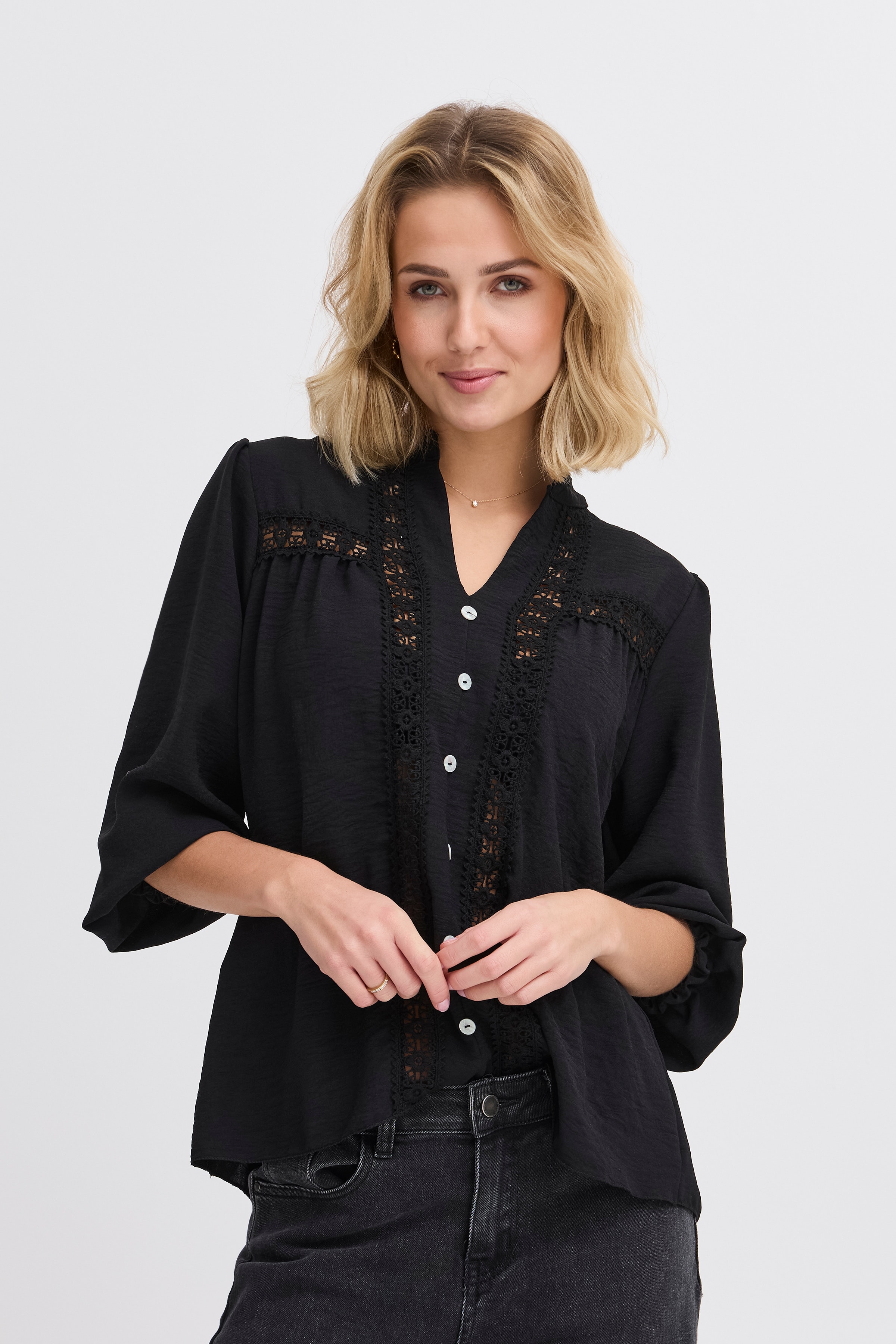 SBGENIA Bluse LOOKBOOK FRONT 22100867-190303