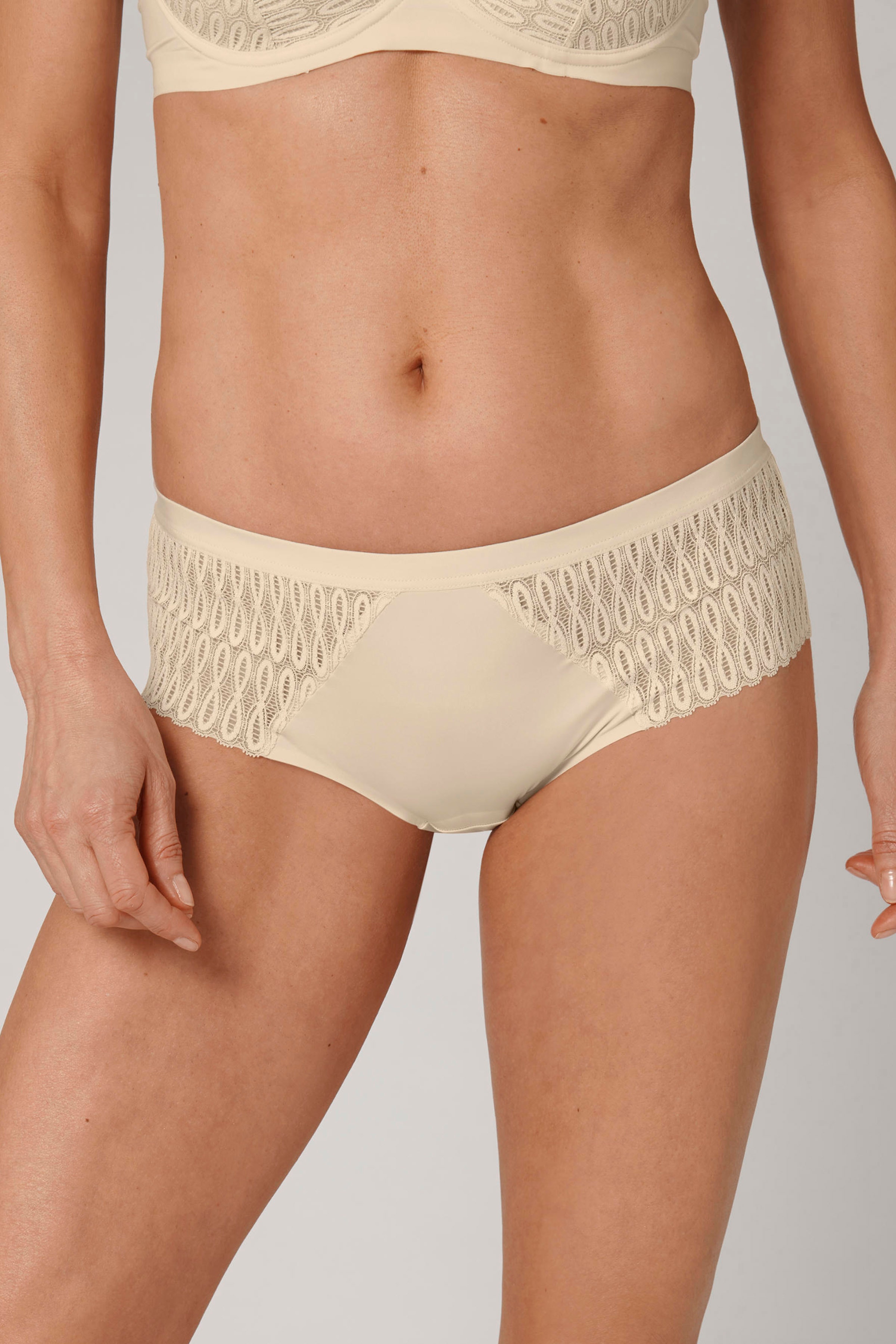 AuraSpotlight Trusser LOOKBOOK FRONT 40500107-T6720