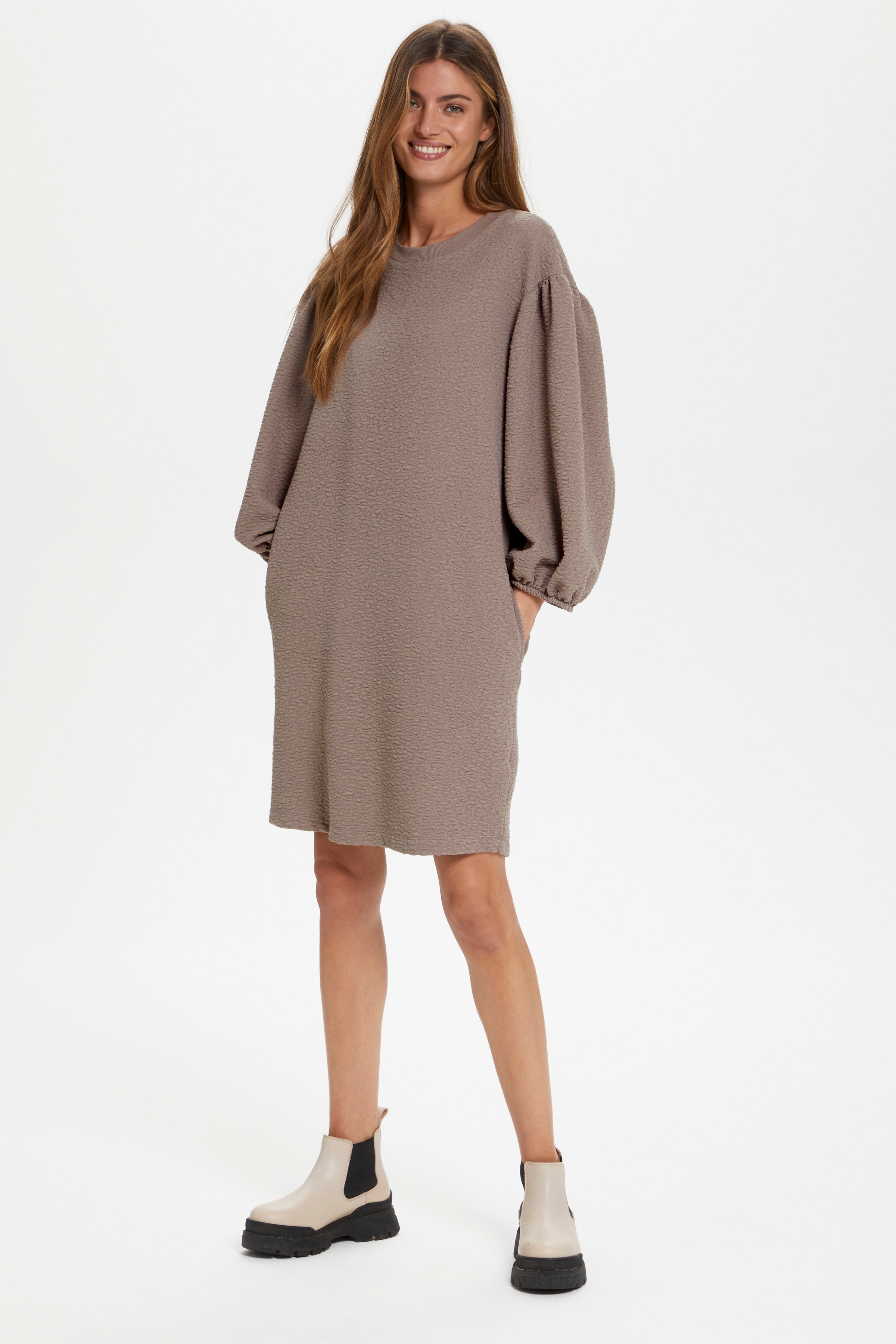 KadieSZ Dress

 LOOKBOOK FRONT 30511698-181210