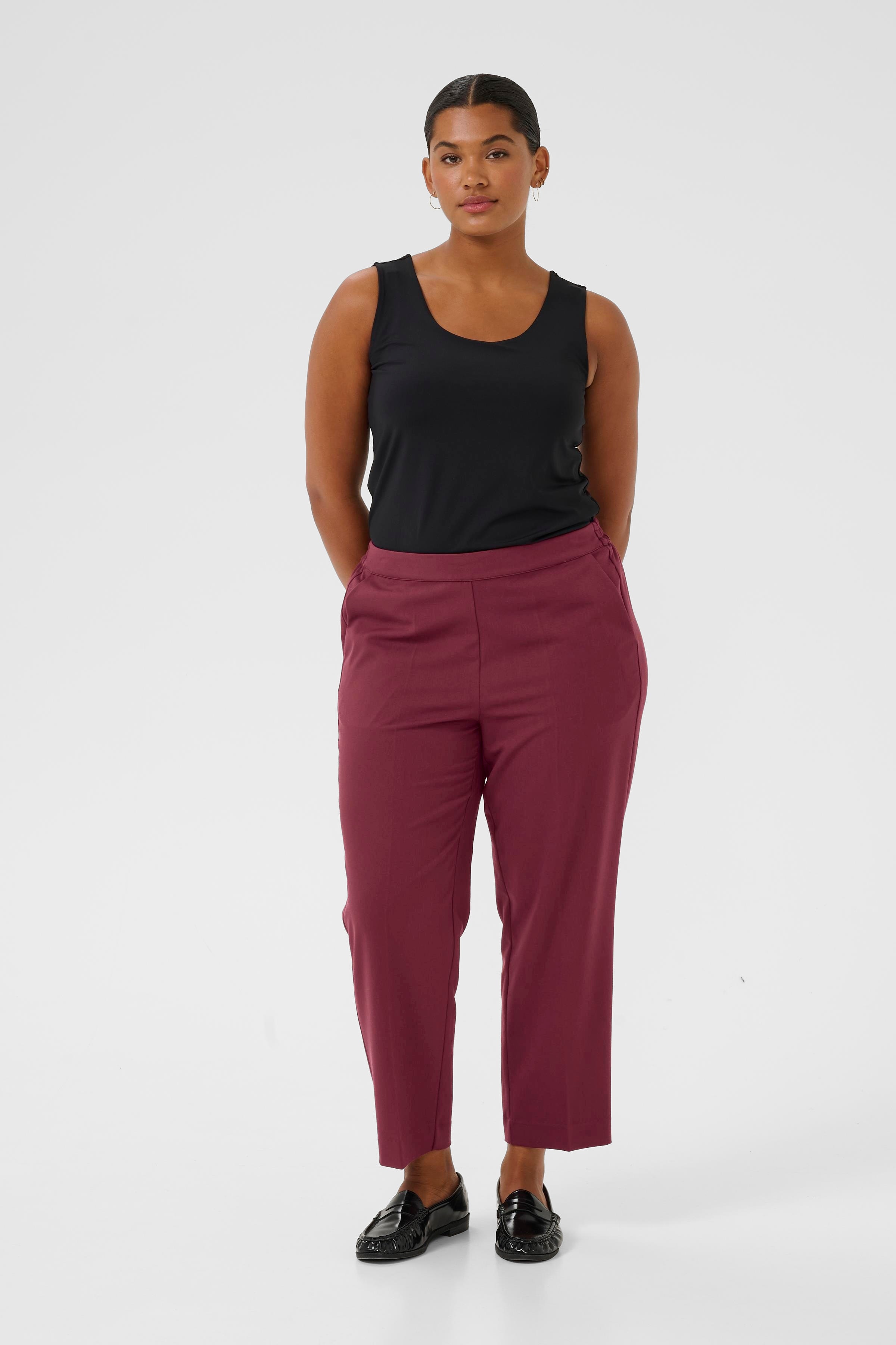 KCsakira Cropped Hose LOOKBOOK FRONT 10580650-191528