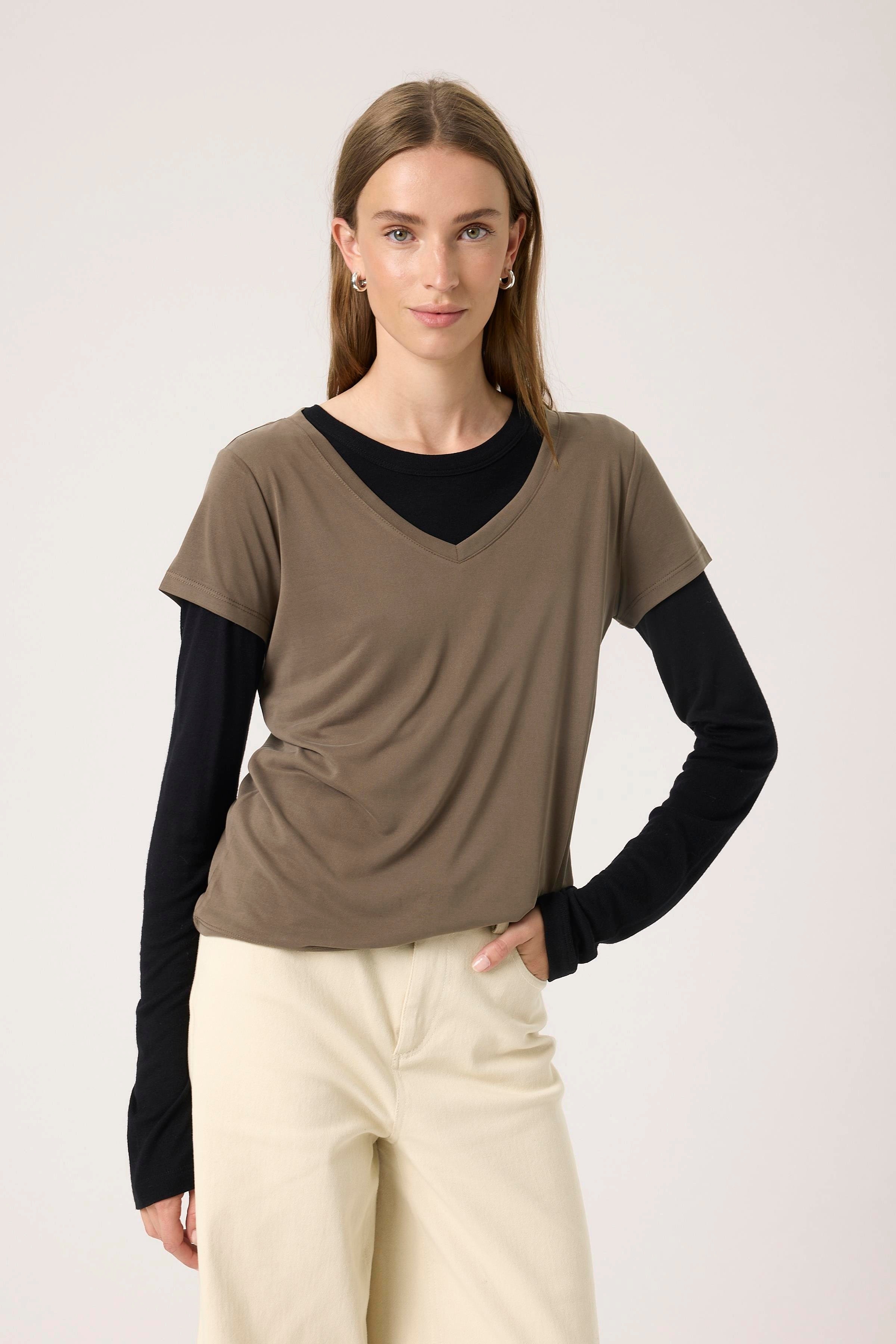 SLColumbine V-neck T-shirt LOOKBOOK FRONT 30404284-190822