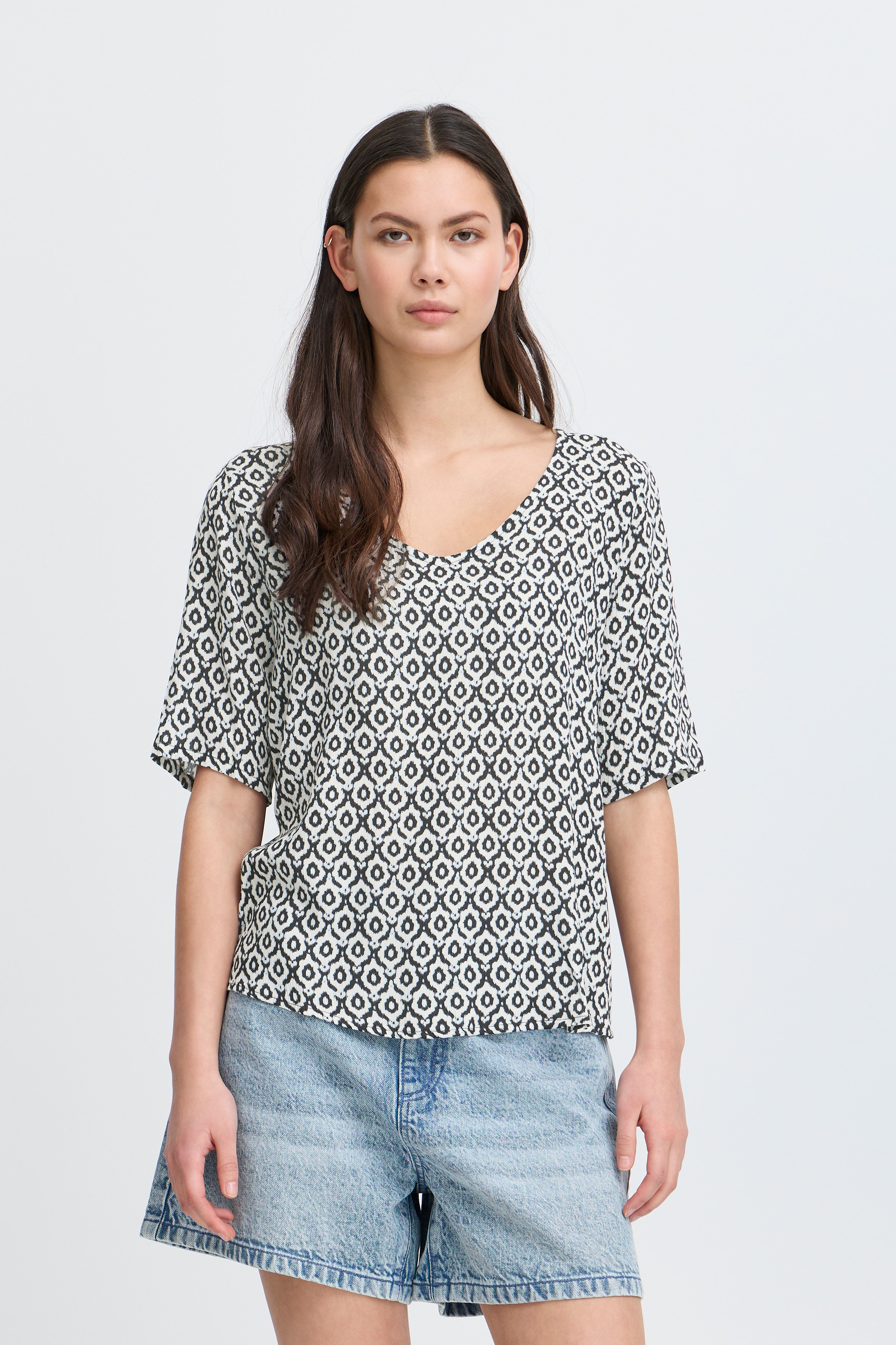 Kortermet bluse LOOKBOOK FRONT 20122972-204483