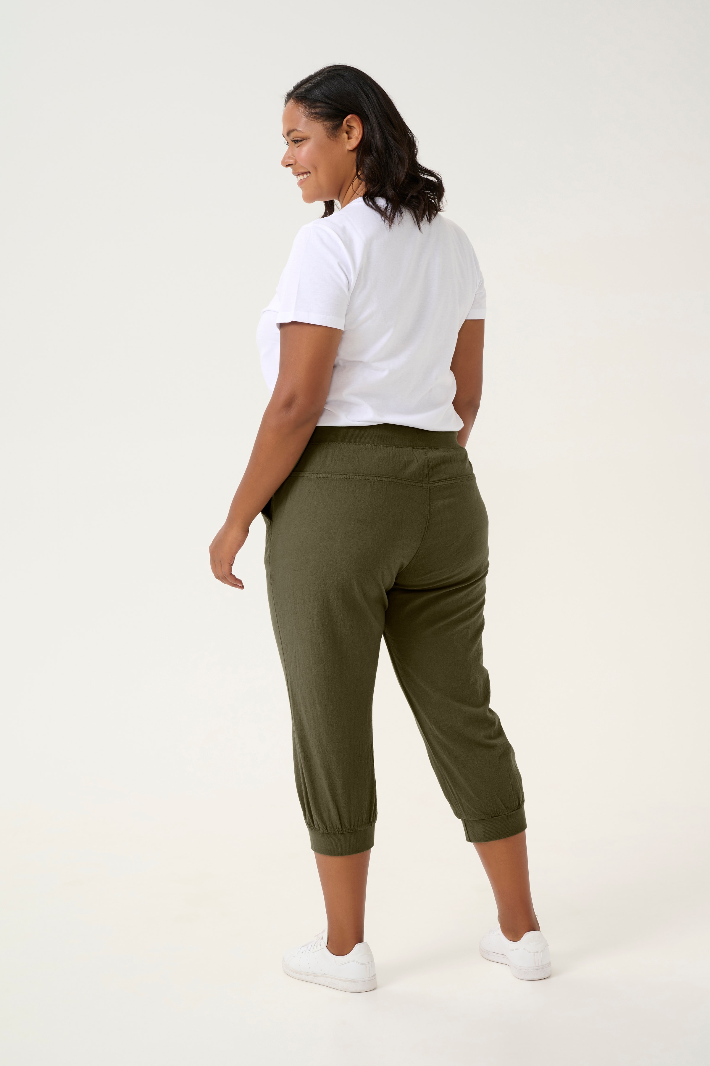 KCnana Capri pants LOOKBOOK BACK 10580057-190511