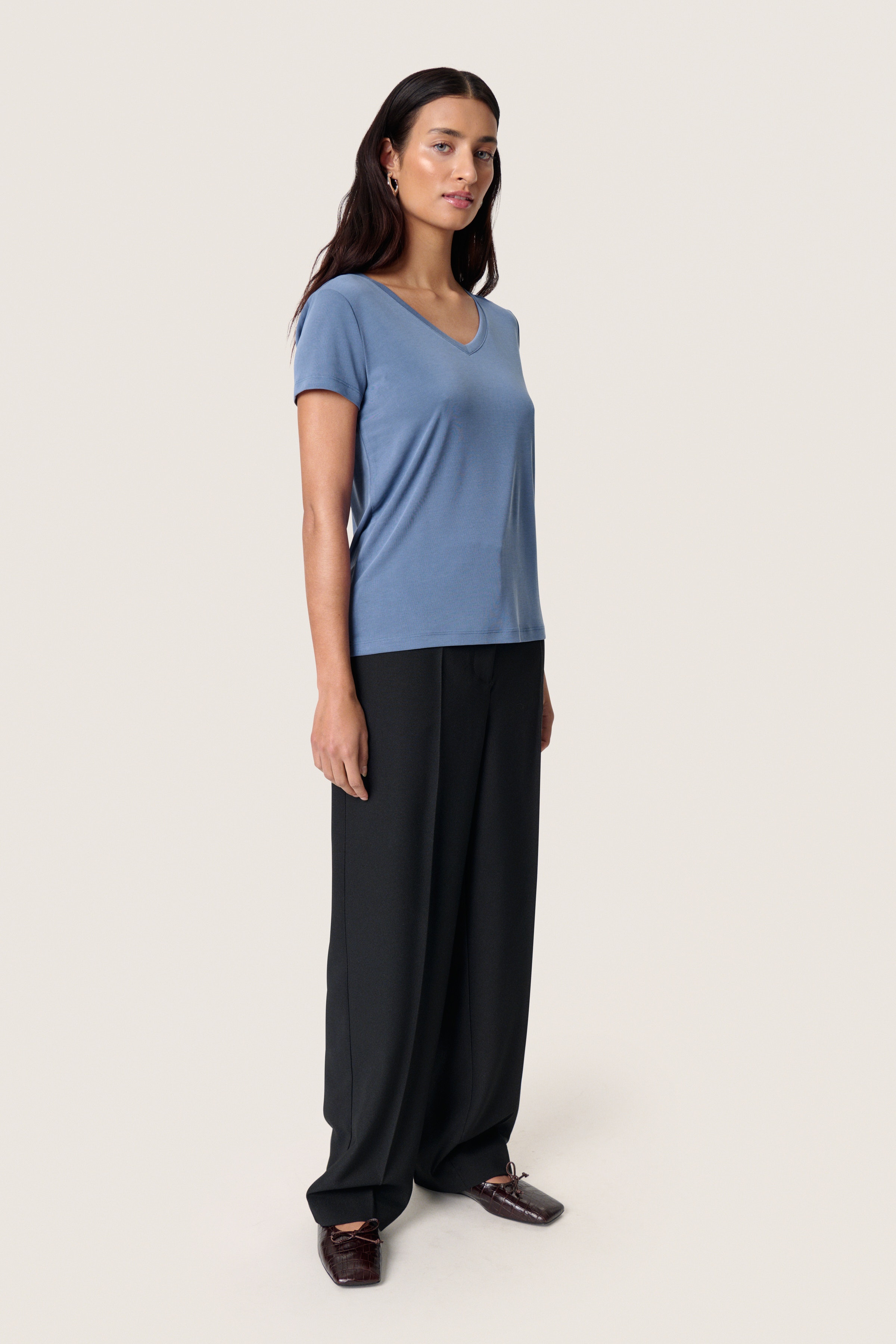 SLColumbine V-neck T-shirt LOOKBOOK FRONT 30404284-183921