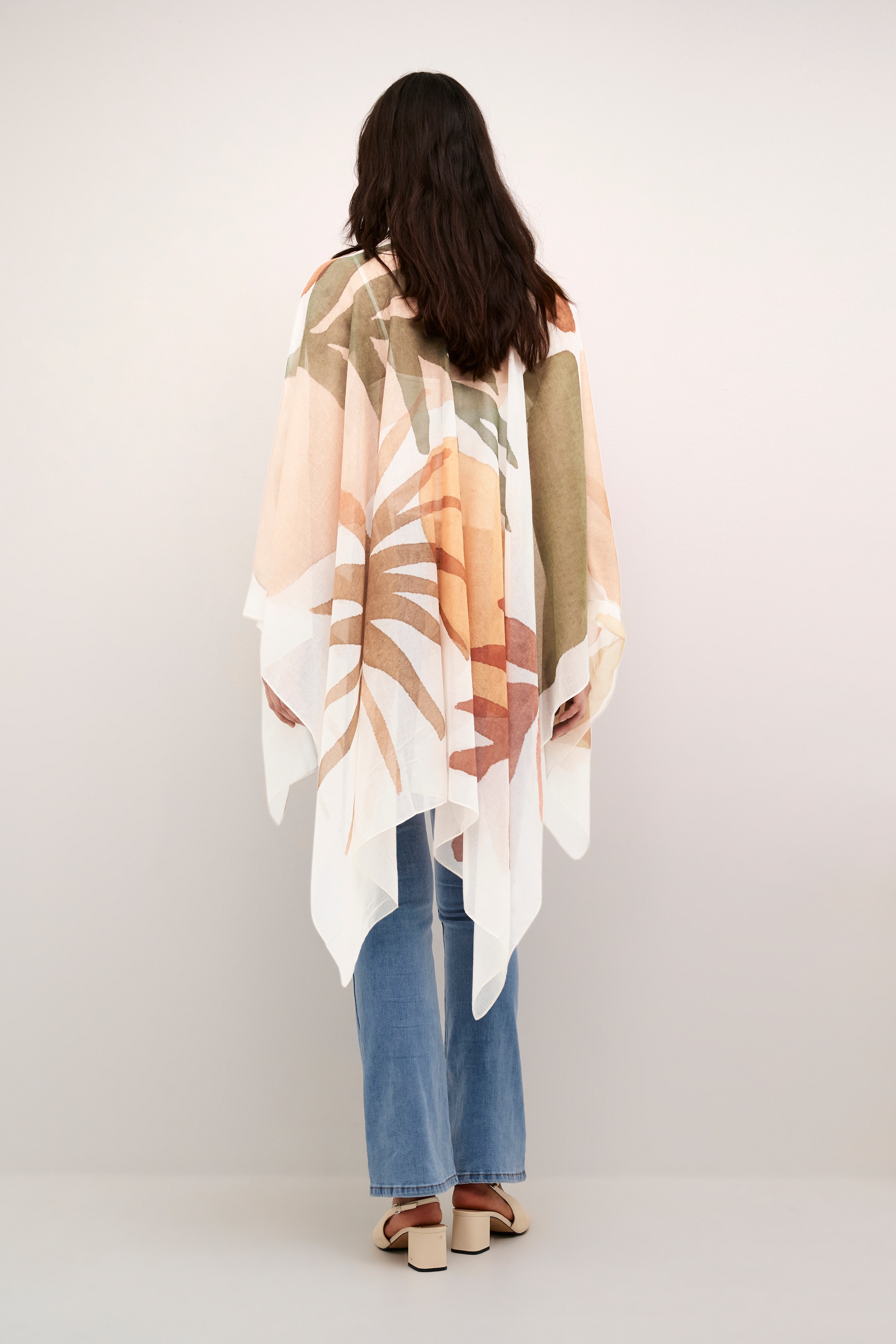 CREnna Poncho LOOKBOOK BACK 10612700-105994