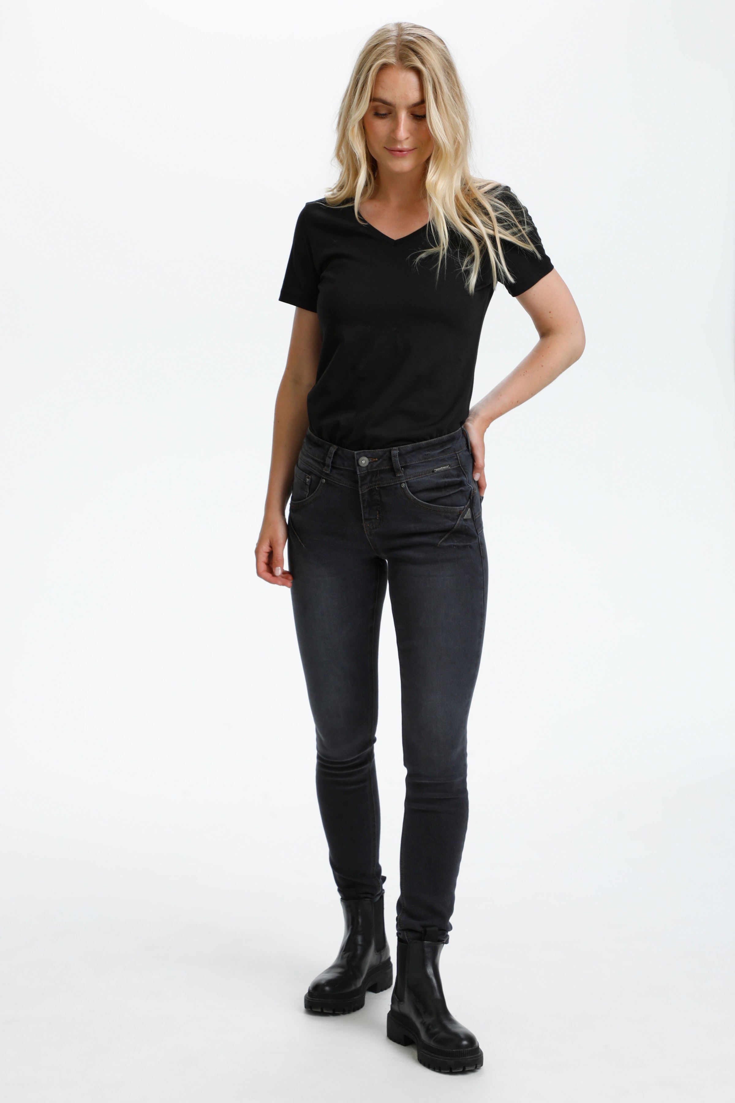 Amalie Jeans LOOKBOOK FRONT 10604221-100922