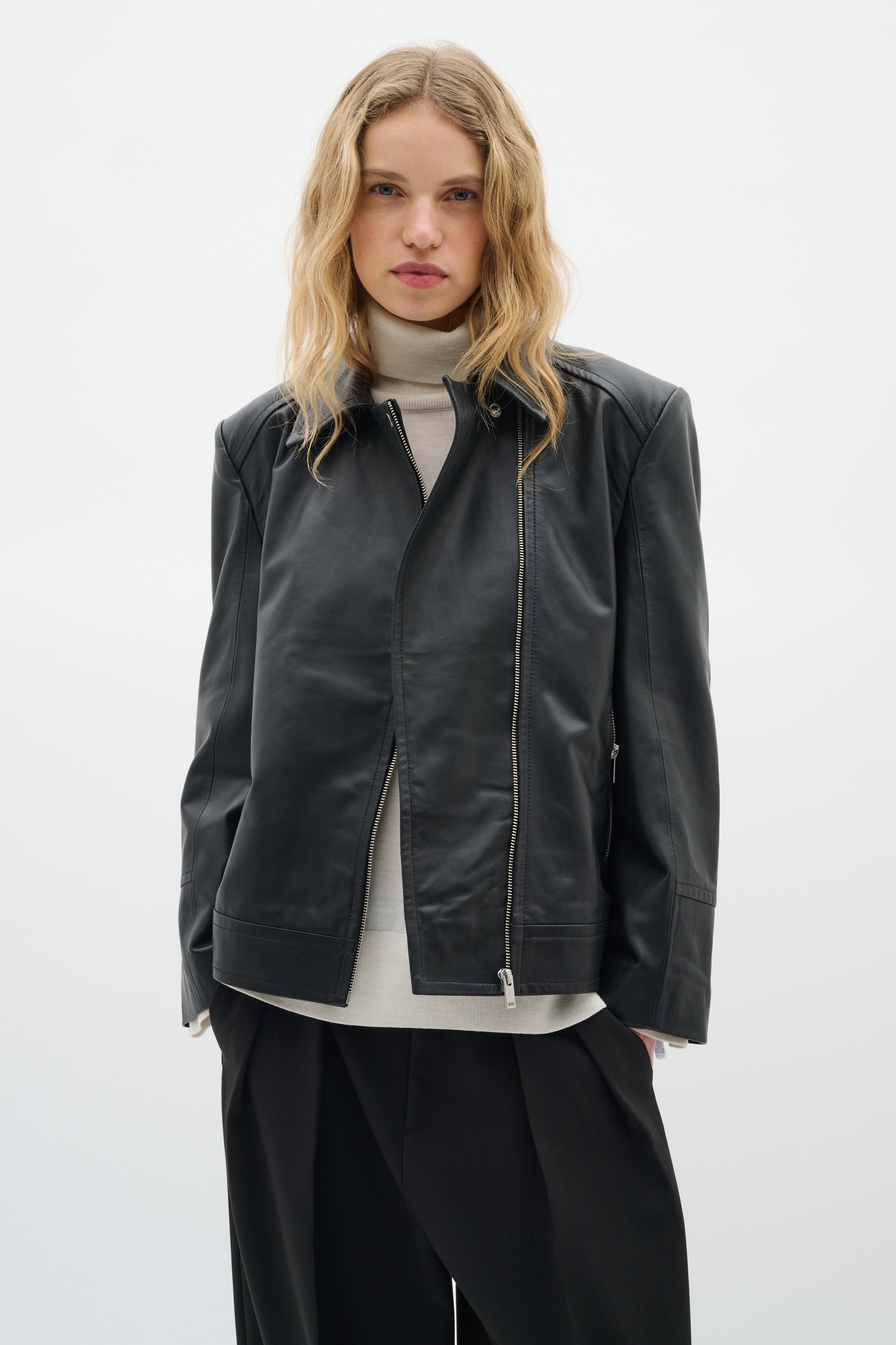 BrodiaIW Ytterplagg LOOKBOOK FRONT 30110996-194008