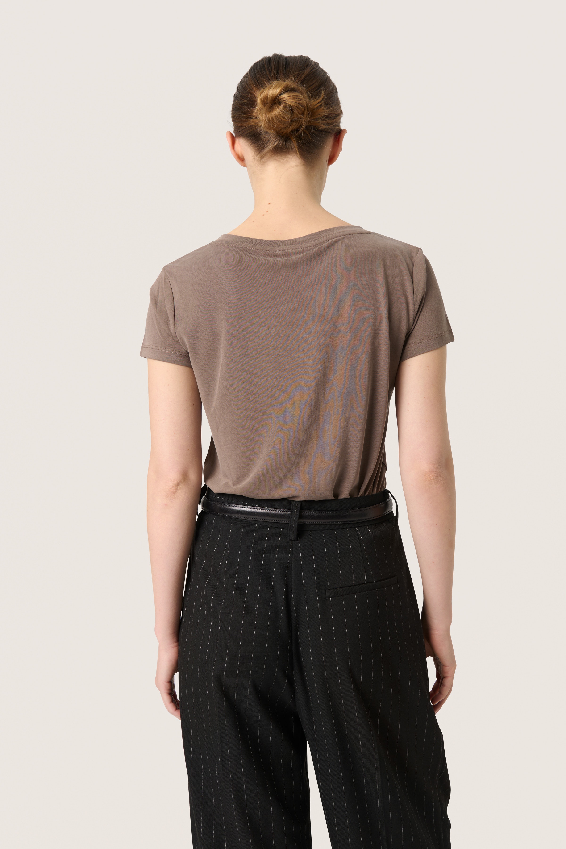 SLColumbine V-neck T-shirt LOOKBOOK BACK 30404284-190808
