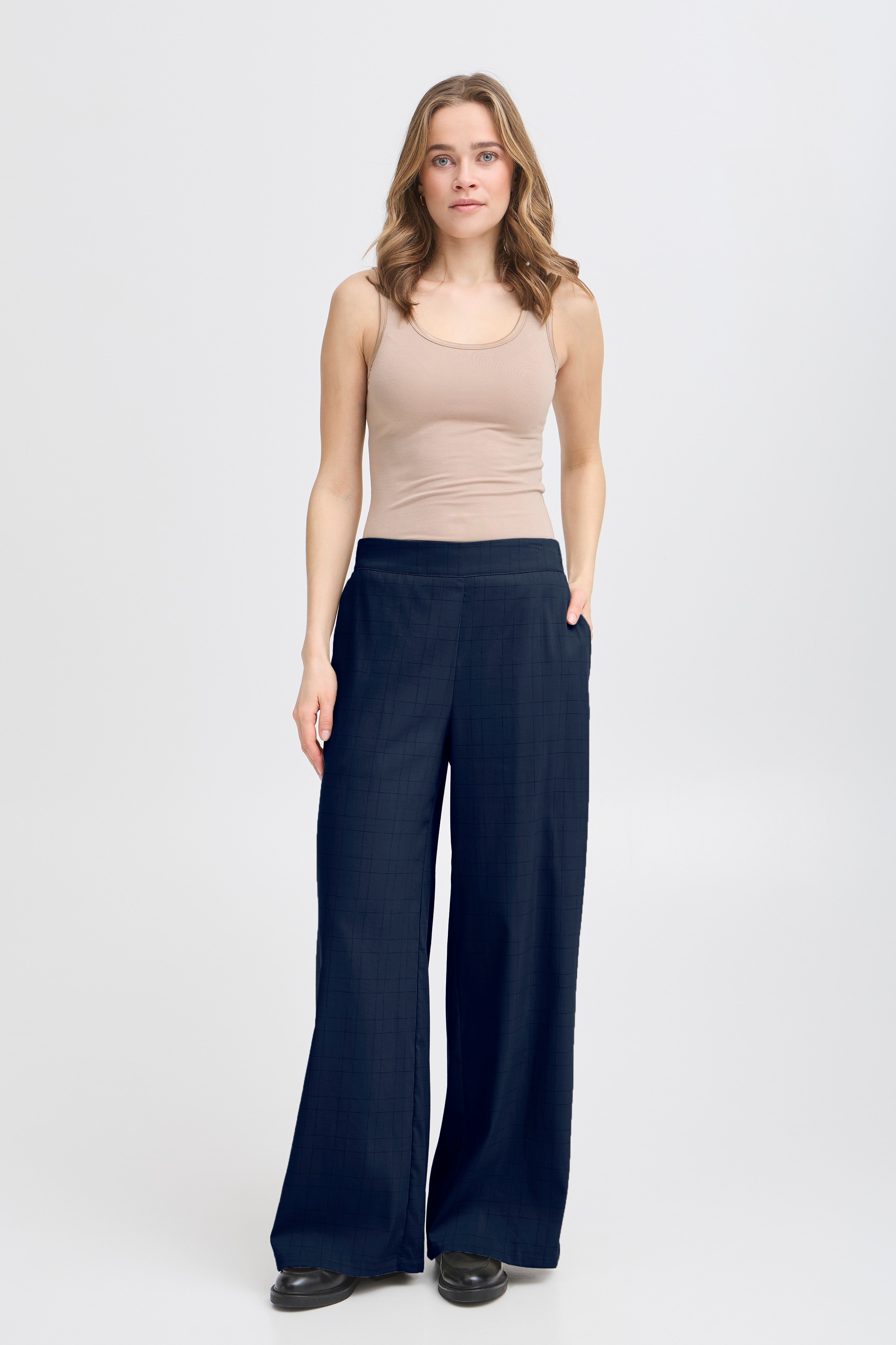 FRCHECKA Hose LOOKBOOK FRONT 20616230-193923