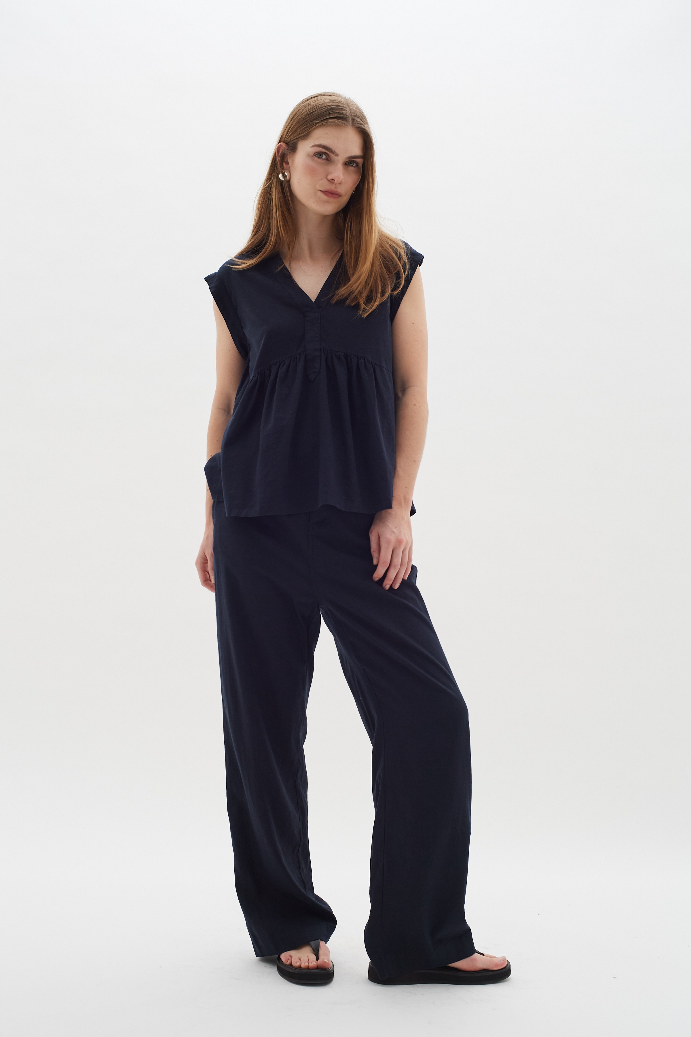 EllieIW Lin V-Top LOOKBOOK FRONT 30109308-300005