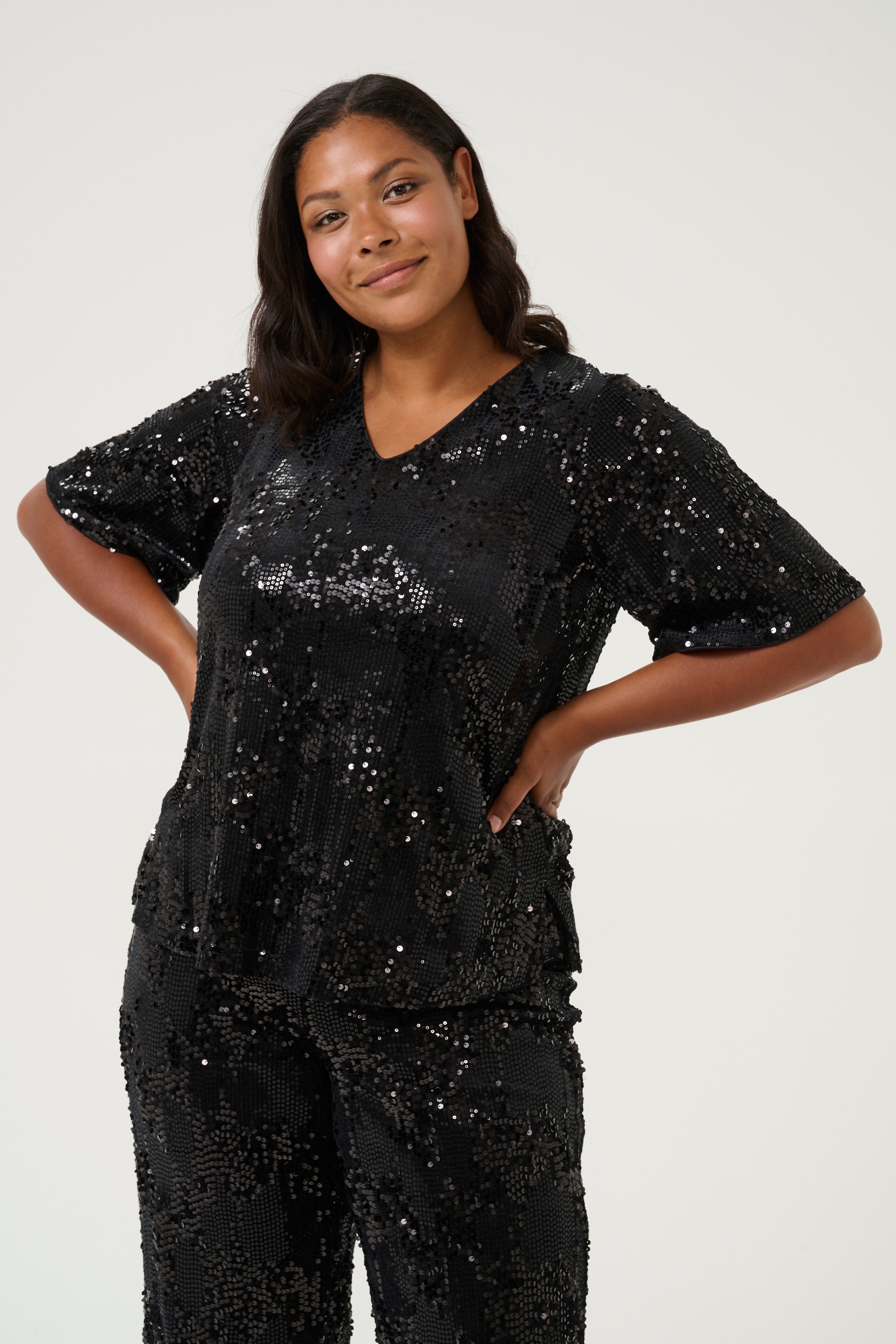 KCnicoleen Sequin T-shirt LOOKBOOK FRONT 10582727-100121