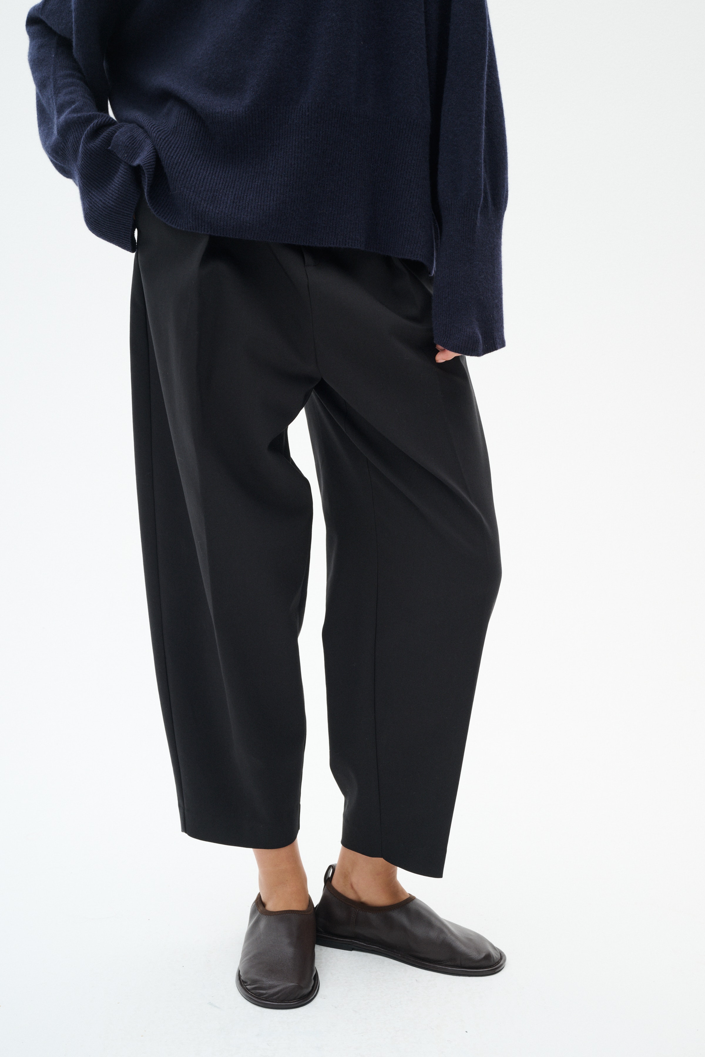 ZomaIW Barrel Trousers LOOKBOOK FRONT 30109215-194008